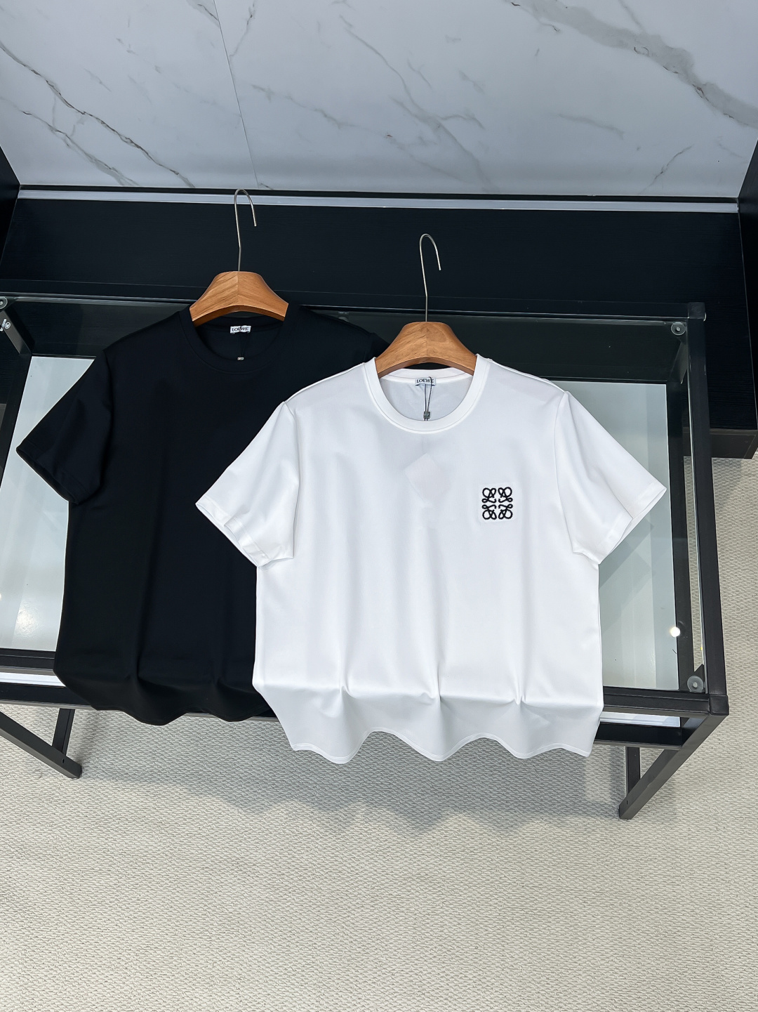 NO:685815,2026ss new product Loew spring and summer front is decorated with contrasting brand classic elements and logo three-dimensional embroidery. Short-sleeved T-shirt, evergreen style, classic minimalist style design, an indispensable item in the wardrobe, (customized mercerized pique fabric. Contains mulberry silk.  The mercerized pearl texture is soft and delicate, has good gloss, and the overall texture is superb. The mesh structure of this model makes it have good air permeability and moisture absorption, making it comfortable and dry to wear. It also has certain wrinkle resistance and color fastness, and is not easy to deform and fade.) Black, white, size S-2XL,, loewe, T-shirt, tees, t-shirt,198609092026ss新品 Loew春夏正面饰有撞色品牌经典元素 logo花字立体刺绣 短袖T恤,长青款式、经典极简风格设计衣橱里不可或少的单品,（定制丝光珠地面料.含桑蚕丝. 丝光珠地手感柔软细腻,光泽度好,整体质感超赞.此款选用珠地网眼结构使其具有良好的透气性和吸湿性,穿着舒适干爽,同时还具备一定的抗皱性和色牢度,不易变形和褪色）黑色 白色 码数S-2XL,,loewe,T-shirt,tees，t-shirt,,Men's clothing