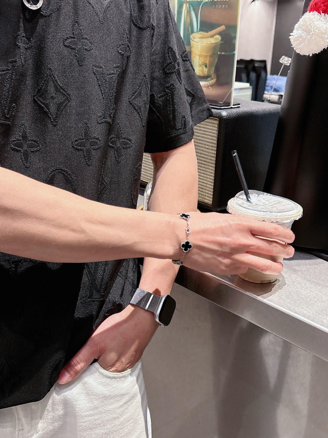 1v 26ss新品 满印老花短袖T恤这件白色 T 恤采用特殊的提花工艺，将经典的 LV 老花图案立体呈现