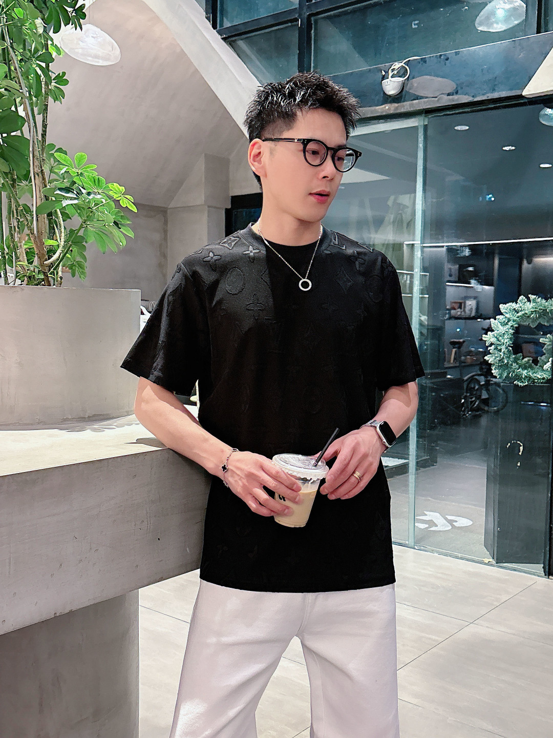 1v 26ss新品 满印老花短袖T恤这件白色 T 恤采用特殊的提花工艺，将经典的 LV 老花图案立体呈现