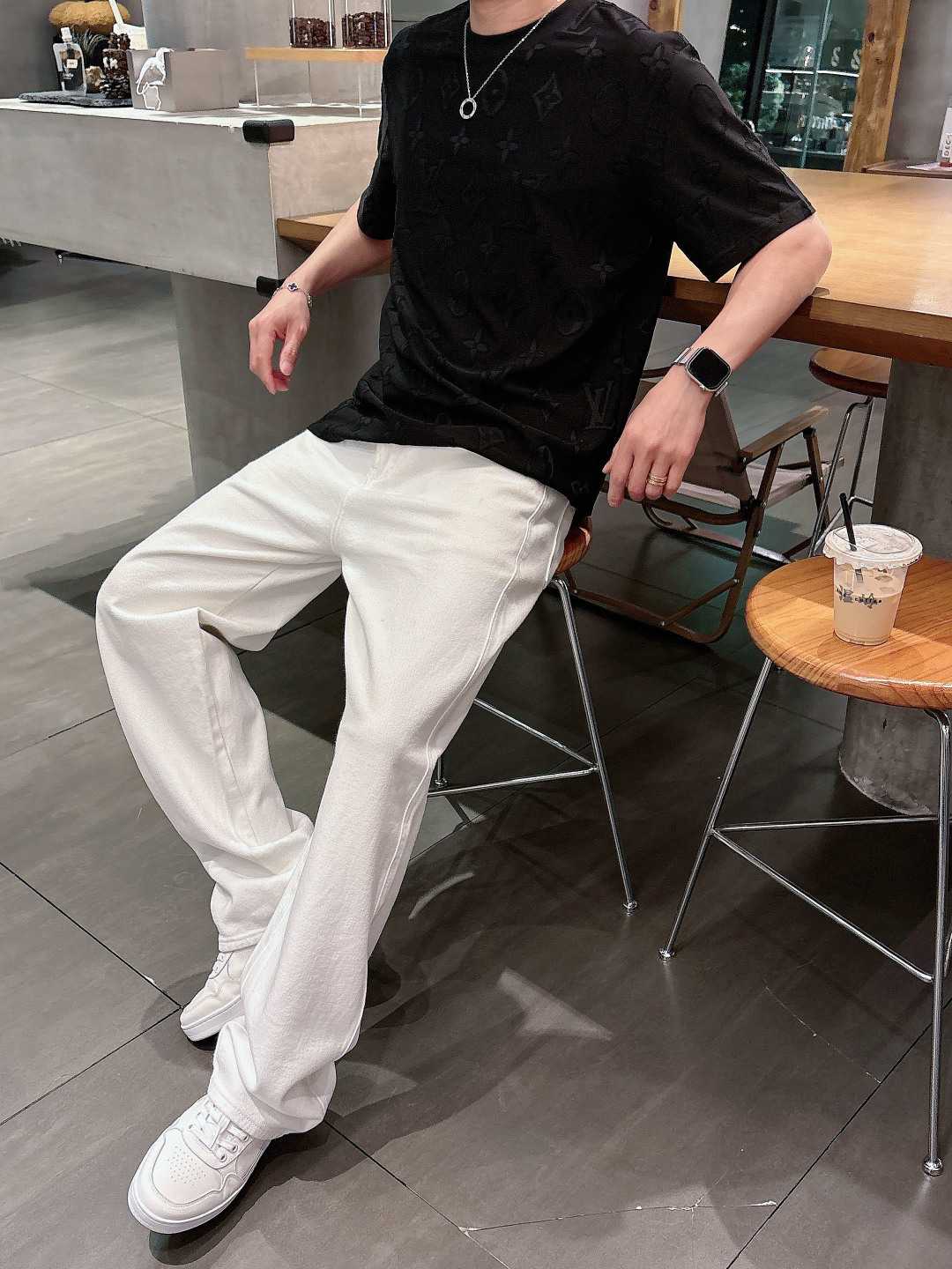 1v 26ss新品 满印老花短袖T恤这件白色 T 恤采用特殊的提花工艺，将经典的 LV 老花图案立体呈现