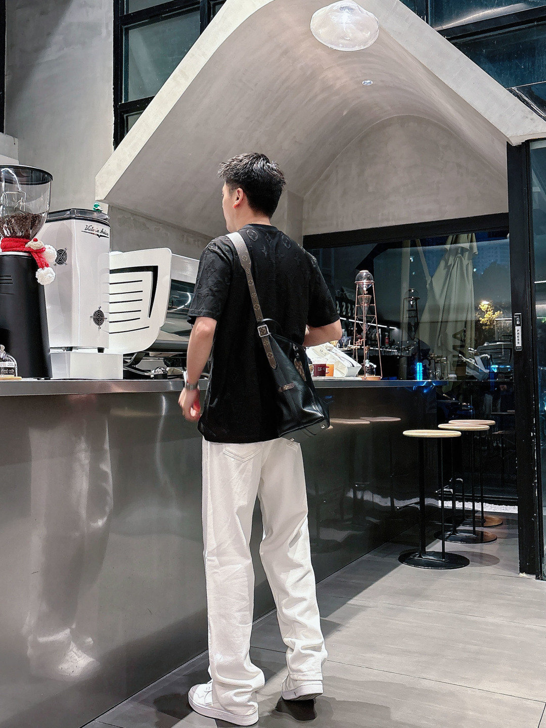 1v 26ss新品 满印老花短袖T恤这件白色 T 恤采用特殊的提花工艺，将经典的 LV 老花图案立体呈现