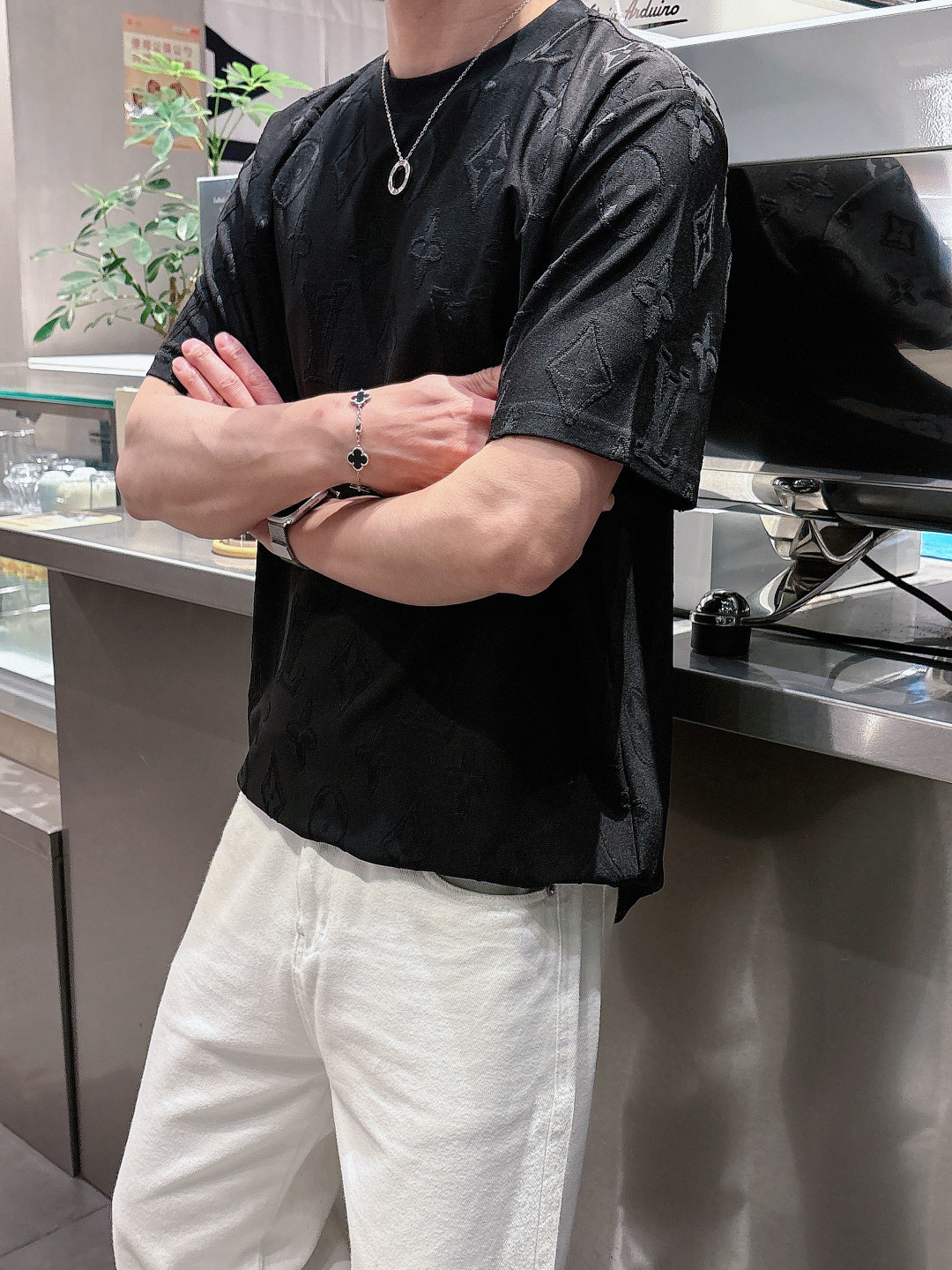 1v 26ss新品 满印老花短袖T恤这件白色 T 恤采用特殊的提花工艺，将经典的 LV 老花图案立体呈现