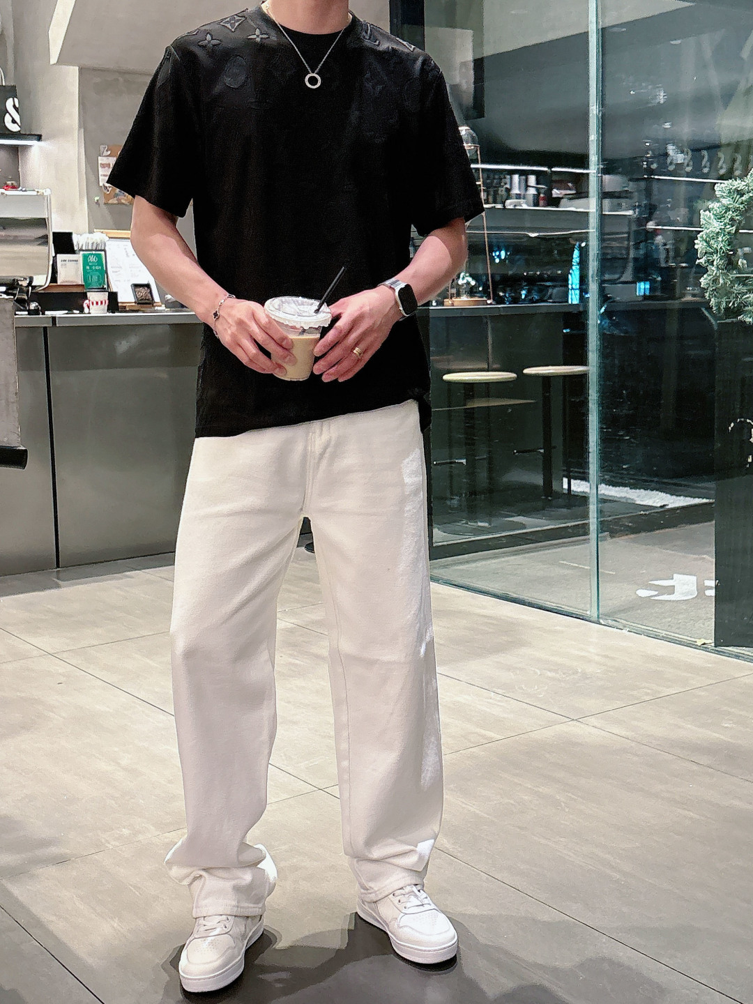 1v 26ss新品 满印老花短袖T恤这件白色 T 恤采用特殊的提花工艺，将经典的 LV 老花图案立体呈现