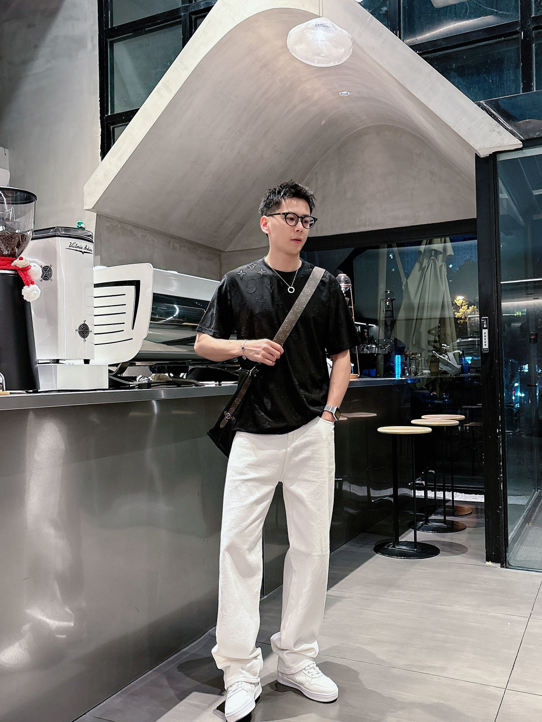 1v 26ss新品 满印老花短袖T恤这件白色 T 恤采用特殊的提花工艺，将经典的 LV 老花图案立体呈现