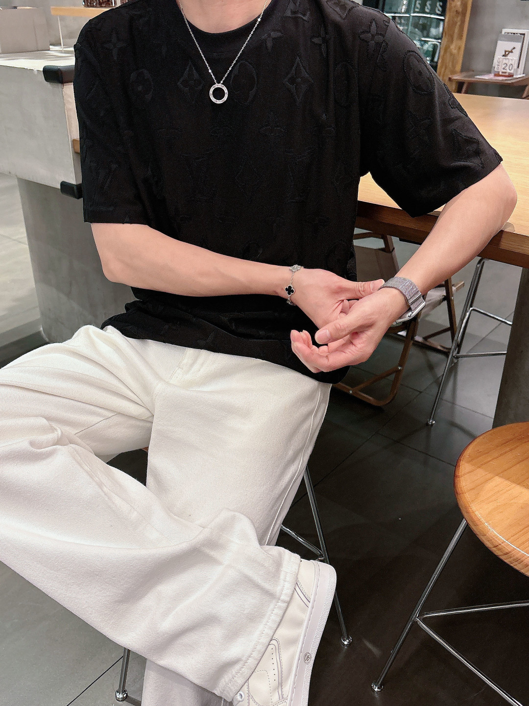 1v 26ss新品 满印老花短袖T恤这件白色 T 恤采用特殊的提花工艺，将经典的 LV 老花图案立体呈现