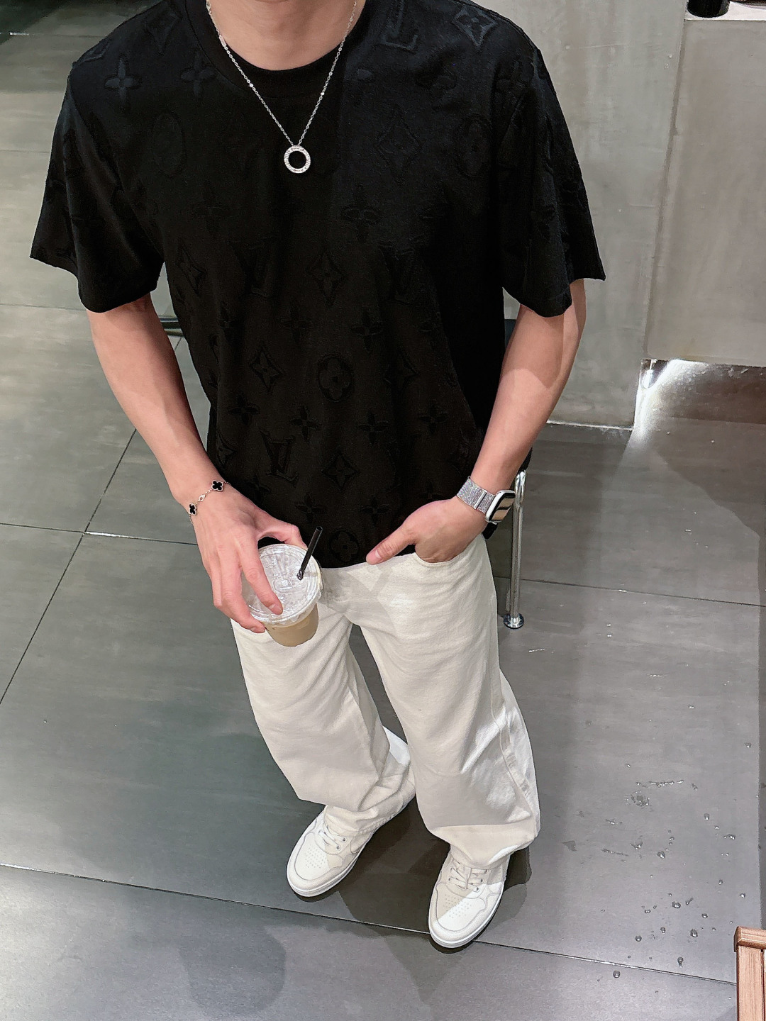 1v 26ss新品 满印老花短袖T恤这件白色 T 恤采用特殊的提花工艺，将经典的 LV 老花图案立体呈现