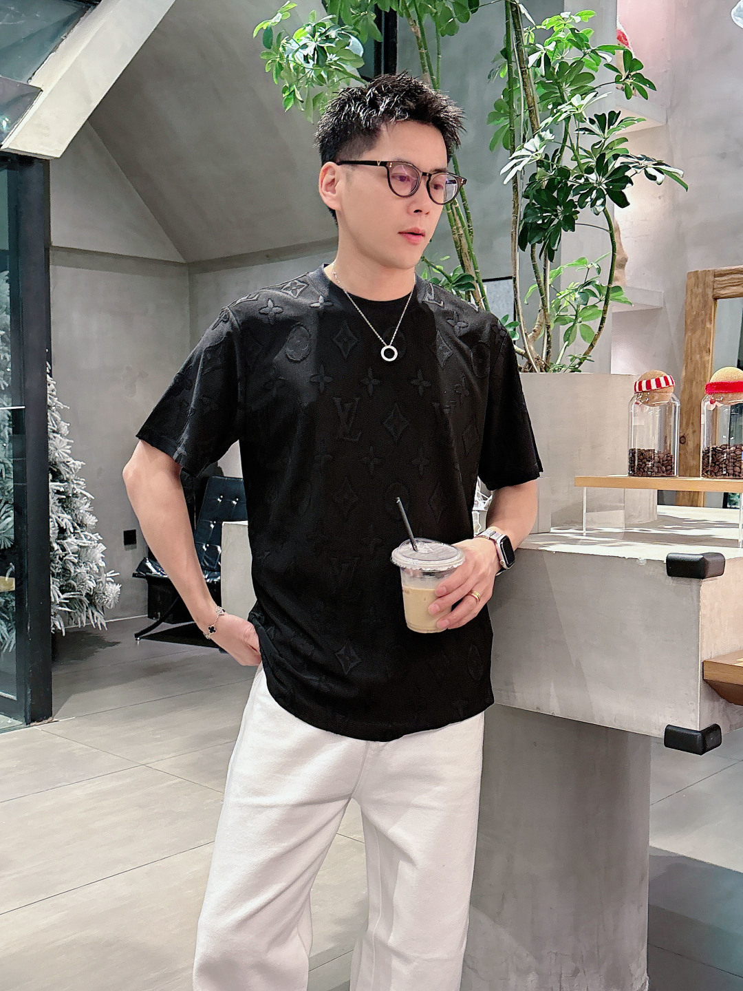 1v 26ss新品 满印老花短袖T恤这件白色 T 恤采用特殊的提花工艺，将经典的 LV 老花图案立体呈现