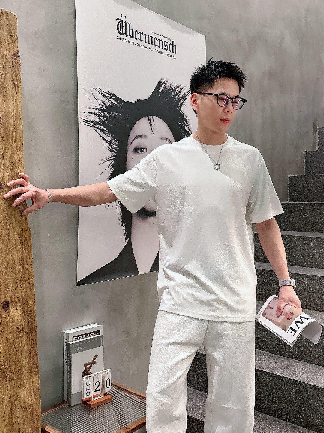 NO:684067,2026ss new product Burber spring and summer new short-sleeved T-shirt, high-end limited series, original order, customized fabric is very eye-catching, visually very fresh, very beautiful and fashionable, interpreting a new tone and youthful vitality, exquisite and ingenious design, meeting the simple needs of commuters for dressing, the upper body effect is very good, slimming, not picky about the figure. The fabric workmanship... impeccable, the upper body feels skin-friendly  Good breathability, good cleanliness, simple and easy to match, extremely high-grade, a must-have item for everyone!  Size S-2XL Color black-white,,burberry,T-shirt,tees,t-shirt,198609092026ss新品 Burber 春夏新款短袖T恤,高端限量系列,原单狠货,定制面料很吸引眼球 视觉方面相当提鲜,非常绝美时髦,诠释出全新的腔调和年轻活力感,精湛绝伦的匠心设计,满足通勤人们对于着装的简约需求,上身效果很好,显瘦,不挑剔身材.面料做工…无可挑剔,上身感 亲肤 透气好,好净版简约易搭配,档次极高,人手必备单品！ 码数S-2XL 颜色黑色-白色,,burberry,T-shirt,tees，t-shirt,,Men's clothing