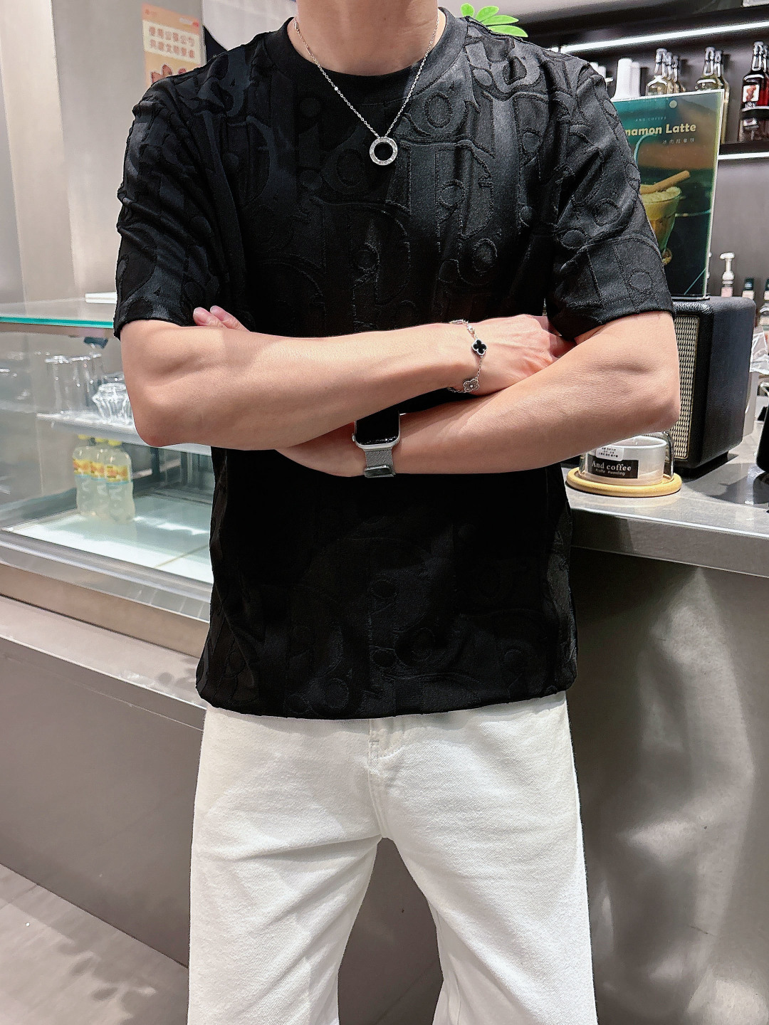 NO:684057,Dio 26ss new product, the official website will always be unbeatable, classic model, permanent boutique, counter eternal co-branded model, CD letters, all-over dark pattern, logo, heavy craftsmanship, same style for men and women, short-sleeved T-shirt, customized fabric, original development. This comes from the 2025 beachwear limited series, full logo jacquard towel highlights the classic Obliave flower, with S-pattern round neck and topstitching, unique style, decorated with obliqve all over  Jacquard, ribbed round neck with V-shaped topstitch, customized accessories, and the whole body is customized and developed according to the Y-plate... It has three complete standards and can control various styles. It pays tribute to Dior's historic years. It is unparalleled in terms of upper body comfort and can be said to be a must-have companion in summer. Its excellent breathability and comfortable wearing feeling are unparalleled~ Recommended!  !  Same style for men and women!  Color: Black White Size S-2XL, dior, T-shirt, tees, t-shirt,19860909Dio 26ss新品 官网永远不败 经典款 永久精品 专柜永恒联名款 CD字母全身暗纹提logo 重工艺 男女同款 短袖t恤,定制面料 原版开发 这款来自二零二五沙滩装限定系列,满Logo提花毛巾突显经典的 Obliave花,搭配s纹圆领和缉面线,别具一格,通体饰以 obliqve 提花,罗纹圆领搭配v形缉面线,定制辅料,全衣身按y板定制开发 …… 三标齐全,能驾驭各种造型风格,向 Dior 具有历史意义的年份致敬,无论是上身舒适度还是都是无可比拟的存在,可以说是夏日必备的良伴,优秀的透气性和舒适的穿搭感都是无可比拟的~推荐！！男女同款！ 颜色: 黑色 白色 尺码S-2XL,,dior,T-shirt,tees，t-shirt,,Men's clothing