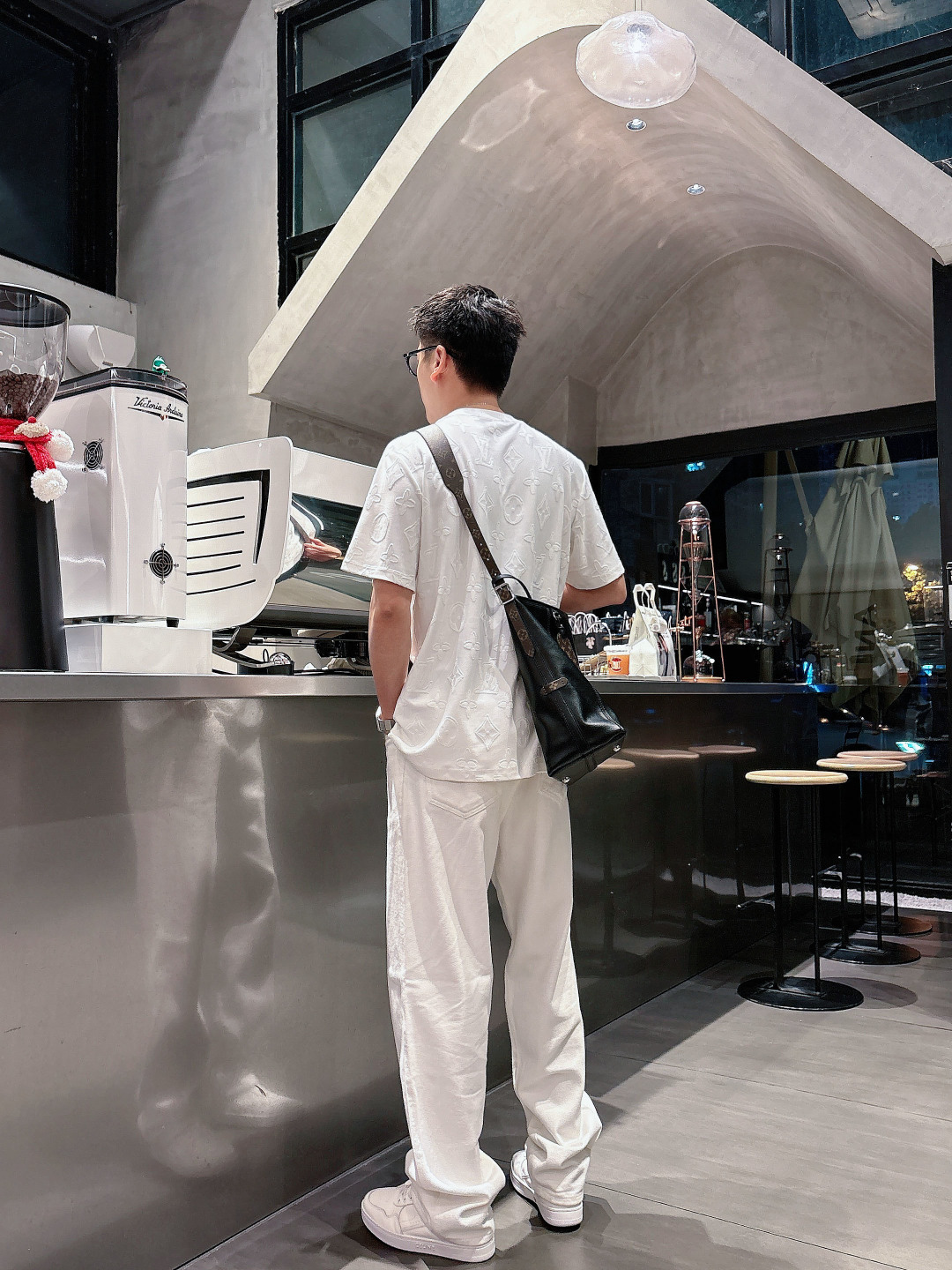 1v 26ss新品 满印老花短袖T恤这件白色 T 恤采用特殊的提花工艺，将经典的 LV 老花图案立体呈现