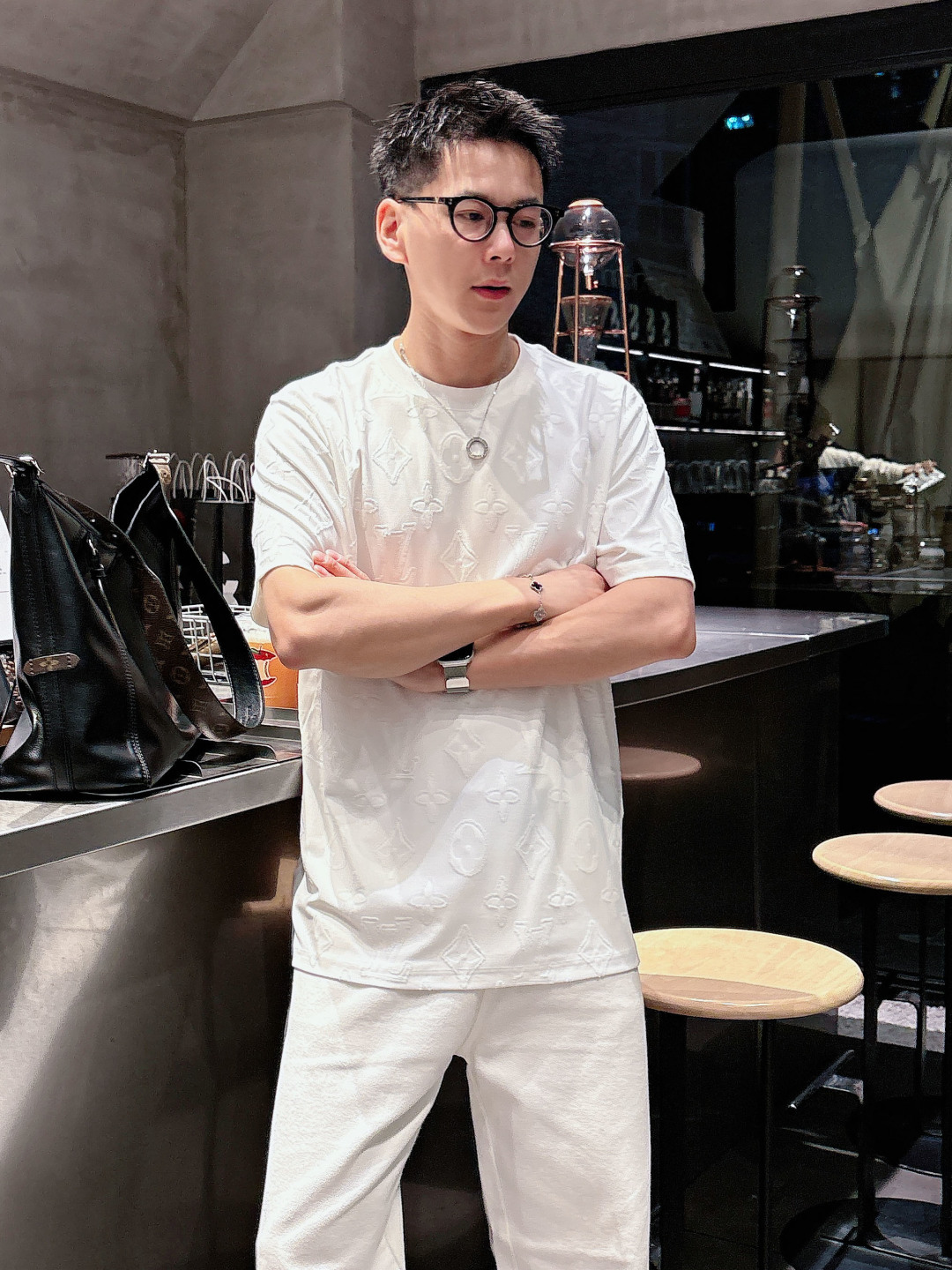 1v 26ss新品 满印老花短袖T恤这件白色 T 恤采用特殊的提花工艺，将经典的 LV 老花图案立体呈现