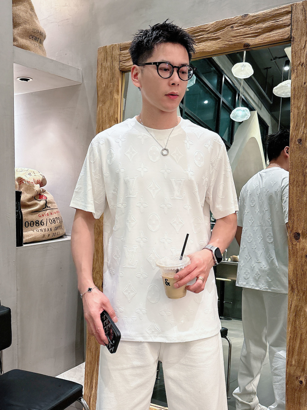 1v 26ss新品 满印老花短袖T恤这件白色 T 恤采用特殊的提花工艺，将经典的 LV 老花图案立体呈现