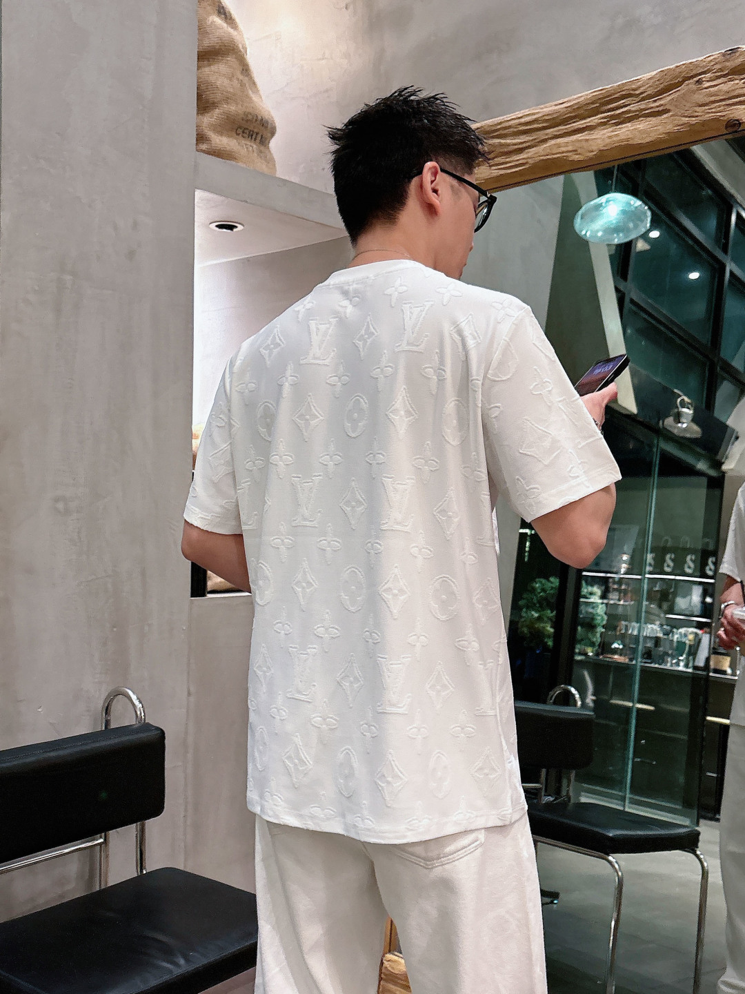 1v 26ss新品 满印老花短袖T恤这件白色 T 恤采用特殊的提花工艺，将经典的 LV 老花图案立体呈现