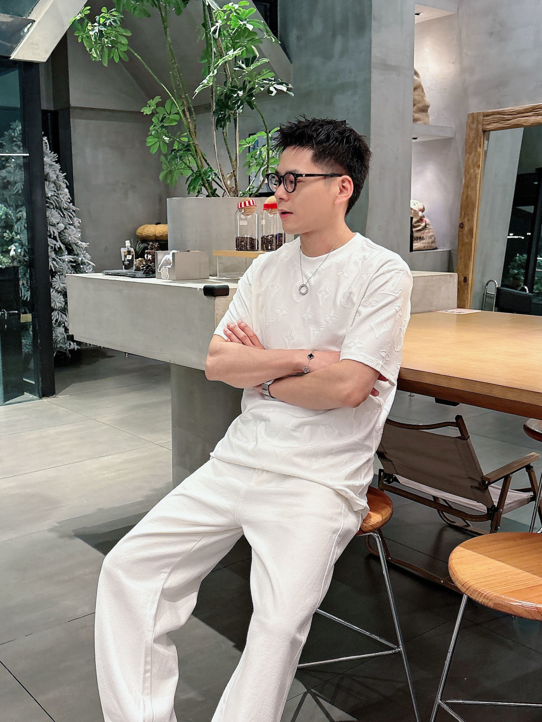 NO:684092,1v 26ss new product full-print old flower short-sleeved T-shirt. This white T-shirt uses special jacquard technology to combine the classic LV  The presbyopia pattern is three-dimensionally presented on the surface of the fabric. The fabric has been specially treated to present a delicate concave and convex texture. Each letter and pattern is clear and three-dimensional, with a rich touch. The round neck design fits the neck line, neatly cut, and the overall silhouette is simple and elegant. The jacquard process integrates the pattern and the fabric through precise weaving control, which not only maintains the visual layering but also ensures wearing comfort.  The sewing lines on the body are even and neat to ensure a solid structure and not easily deformed. The hem and cuffs are smooth and neat, and the edges are clean and neat, reflecting the exquisite clothing craftsmanship. The overall design is low-key yet luxurious, combining classic presbyopic elements with modern tailoring, which is not only suitable for daily wear, but also demonstrates quality and taste in the details. The overall routing is straight and delicate, the fabric is comfortable and soft, and the colors are consistent and without color difference.  It can be matched with the same style to create a fashionable look, and can be used in various occasions. Customized accessories, complete with three standards, same style for men and women!  SizeS-2XL,,louis vuitton,T-shirt,tees,t-shirt,198609091v 26ss新品 满印老花短袖T恤 这件白色 T 恤采用特殊的提花工艺,将经典的 LV 老花图案立体呈现在面料表面.面料经过特殊处理,呈现出细腻的凹凸纹理,每一个字母与图案都清晰立体,触感丰富.圆领设计贴合颈部线条,剪裁利落,整体廓形简约大方.提花工艺通过精确的织法控制,使图案与面料融为一体,既保持了视觉上的层次感,又确保了穿着的舒适度.衣身的车缝线均匀工整,确保结构牢固且不易变形.下摆与袖口的处理平滑整齐,边缘干净利落,体现出精湛的制衣工艺.整体设计低调而不失奢华,经典的老花元素与现代剪裁相结合,既适合日常穿搭,又能在细节中彰显品质与品味.整体走线平直细腻,面料舒适柔软,颜色一致无色差 能与同款搭配营造时尚造型,驾驭各种场合,定制辅料,三标齐全,男女同款！ SizeS-2XL,,louis vuitton,T-shirt,tees，t-shirt,,Men's clothing