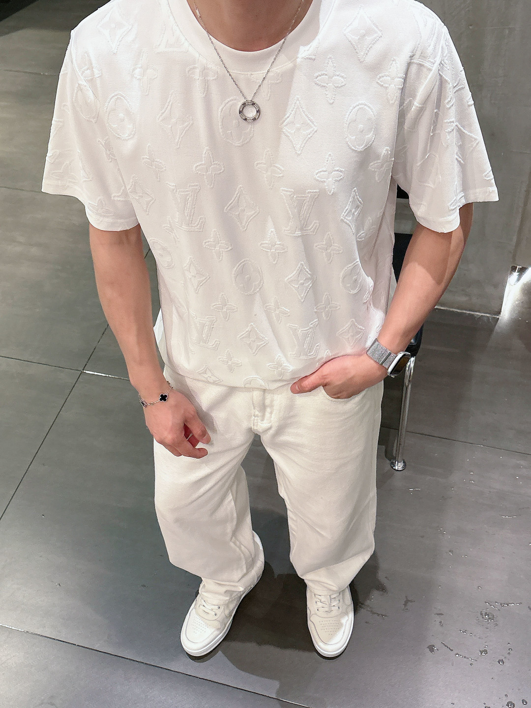 1v 26ss新品 满印老花短袖T恤这件白色 T 恤采用特殊的提花工艺，将经典的 LV 老花图案立体呈现