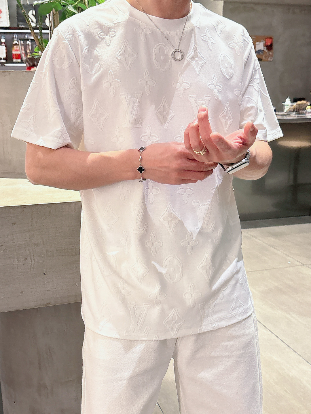 1v 26ss新品 满印老花短袖T恤这件白色 T 恤采用特殊的提花工艺，将经典的 LV 老花图案立体呈现