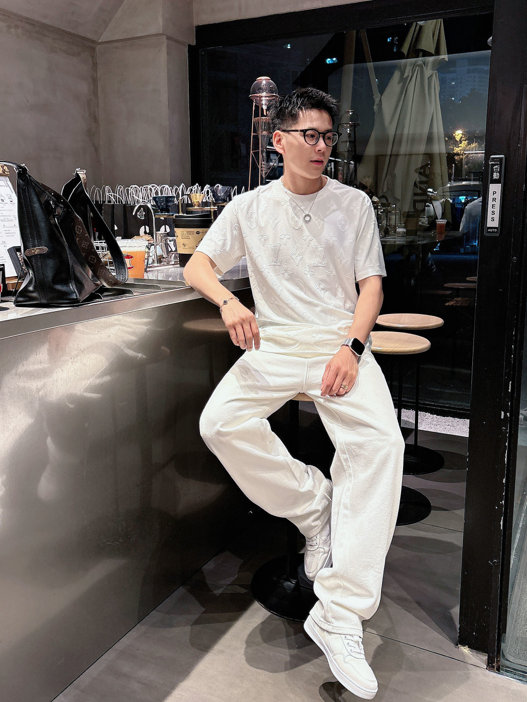 1v 26ss新品 满印老花短袖T恤这件白色 T 恤采用特殊的提花工艺，将经典的 LV 老花图案立体呈现