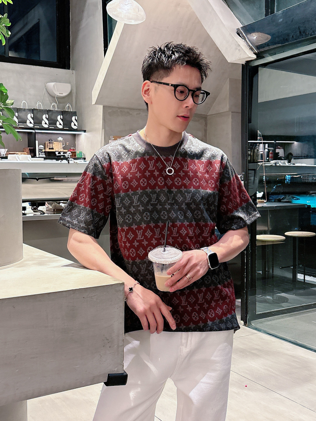 NO:684044,High version L family 26ss new product Spring and summer new jacquard knitted short-sleeved light luxury essential item for daily commuting for men and women Correct version Welcome to compare Detailed features · High-viscosity cotton material, high count cotton added, dry and avoid stuffiness · Use exquisite intarsia patchwork technology to interpret Damier and Monogram patterns in soft indigo tones, with intarsia patterns all over · Threaded neckline ·  Original main mark, washed tag, brand moisture-proof paper packaging, color red, green. Size S-2XL, Louis Vuitton, T-shirt,19860909高版本 L家26ss新品 春夏新款 提花针织短袖 轻奢主义 男女日常通勤穿搭必备单品 正确版本 欢迎对比 详细特征 · 高粘棉材质毛织, 高支棉加入,干爽避免闷热 · 以精致的嵌花拼布工艺,以柔和的靛蓝色调演绎Damier和Monogram图案,满布嵌花图案 · 螺纹领口 · 原版主唛水洗吊牌品牌防潮纸包装  颜色红色.绿色. 尺码S-2XL,,louis vuitton,T-shirt,,Men's clothing