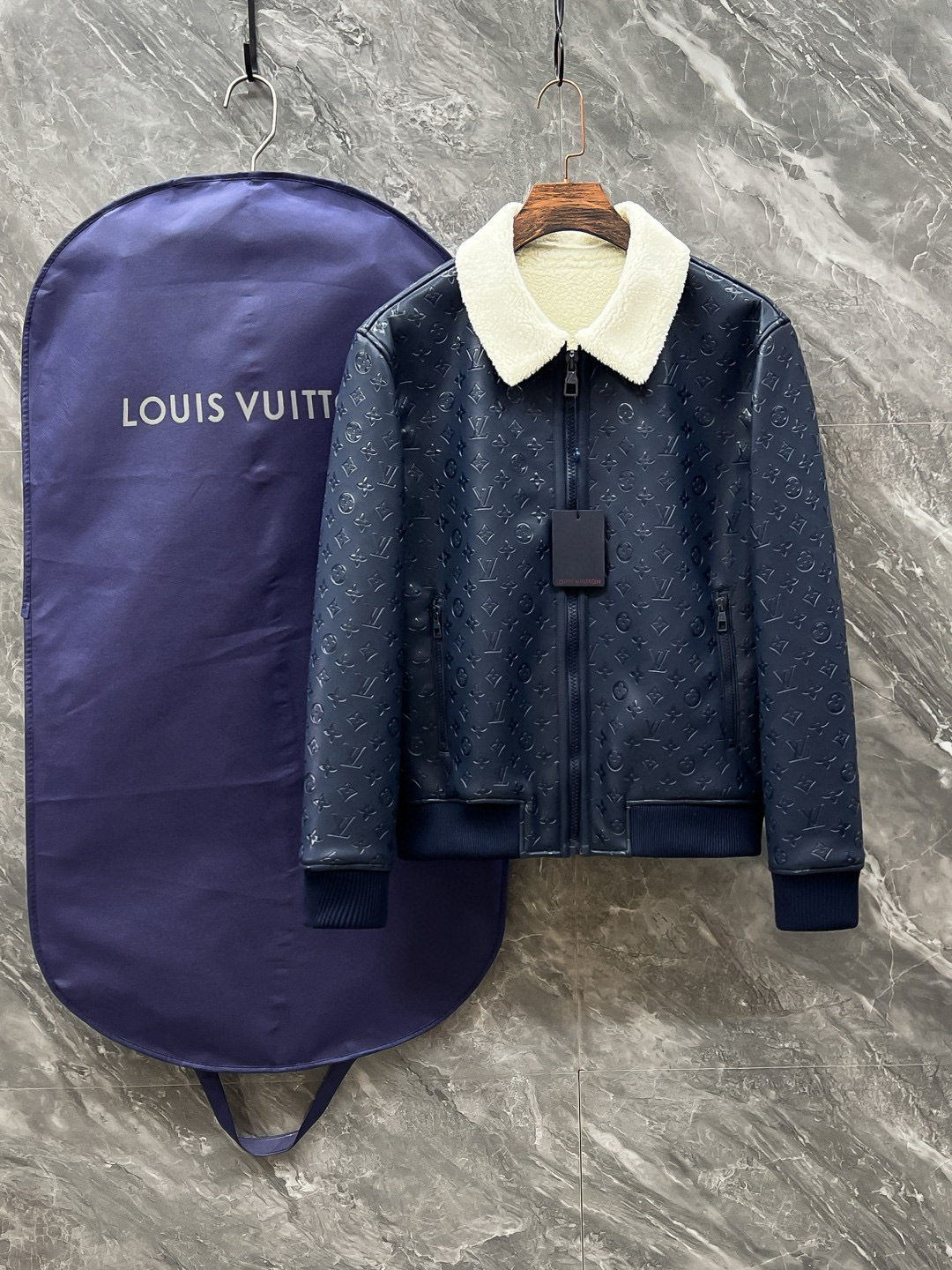 NO:692340,.Normal after-sales service. Normal returns and exchanges. Size S/9.M/1.L/2. Lamb lapel jacket  The trading company channel order, the official website counter sales series, the industry's first release simultaneously, is the legendary warmest jacket, known as the must-have for arctic outdoor sports, the weather is getting colder, so everyone has no resistance to plush things, the lapel design, the best item to withstand cold winter and keep warm, and the upper body is elegant and fashionable without losing the cool and rustic feeling, the upper body is absolutely perfect.  The clothes have great wearability and design sense. The three-dimensional concave and convex splicing fabrics are stitched into high-end series. The overall appearance is very good. It has a classic and regular casual version. The upper body shows the figure and easily stretches the body line proportions. It can accommodate various body shapes. The fabric has a different visual impact and recognition, adding a sense of fashion. This kind of item is worthy of Amway!  !  Roaring recommendation!  !  !  Two colors into blue apricot,,jackets & coats,jackets & coats,19860909.正常售后.正常退换. 码数S/9.M/1.L/2.羊羔翻领款外套 贸易公司渠道订单,官网专柜在售系列,业内同步首发,是传说中最保暖的夹克,号称北极户外运动必备品,天气渐渐冷了起来,所以大家对毛绒绒的东西都毫无抵抗力,翻领设计,冬季耐寒保暖的最佳单品,并且上身优雅时髦又不失利落酷飒感,上身绝绝子. 衣服实穿性和设计感都很棒,立体凹凸拼接面料拼接高端系列,整体颜值十分棒,经典常规休闲版型,上身显身材,轻松拉伸身体线条比例,能够包容各种身形,面料有着别样的视觉冲击与辨识度,更添时髦感.这样的单品值得安利！！咆哮推荐！！！ 双色入蓝色 杏色,,jackets & coats,jackets & coats,,Men's clothing