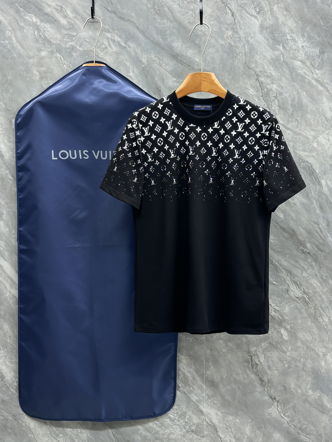 NO:758658,Lujia 26s new short-sleeved T-shirt. Same style for men and women. Customized fabric. Soft and breathable, super comfortable for daily wear! Simple and recognizable. It is fashionable to match casual pants or jeans. It belongs to the LV classic series, fashionable and practical, and a must-have for fashionistas! All three standards!  Color black. White. Size S-2XL,,louis vuitton,louis vuitton,louis vuitton,jeans,T-shirt,tees,t-shirt,19860909驴家 26s新品短袖T恤.男女同款 定制面料 柔软透气,日常穿着超舒适!简约又有辨识度.随便搭配休闲裤或牛仔裤都很时髦.属于LV经典系列,时尚实用,潮人必备!三标齐！颜色黑色.白色. 码数S-2XL,,louis vuitton,louis vuitton,louis vuitton,jeans,T-shirt,tees，t-shirt,,Men's clothing