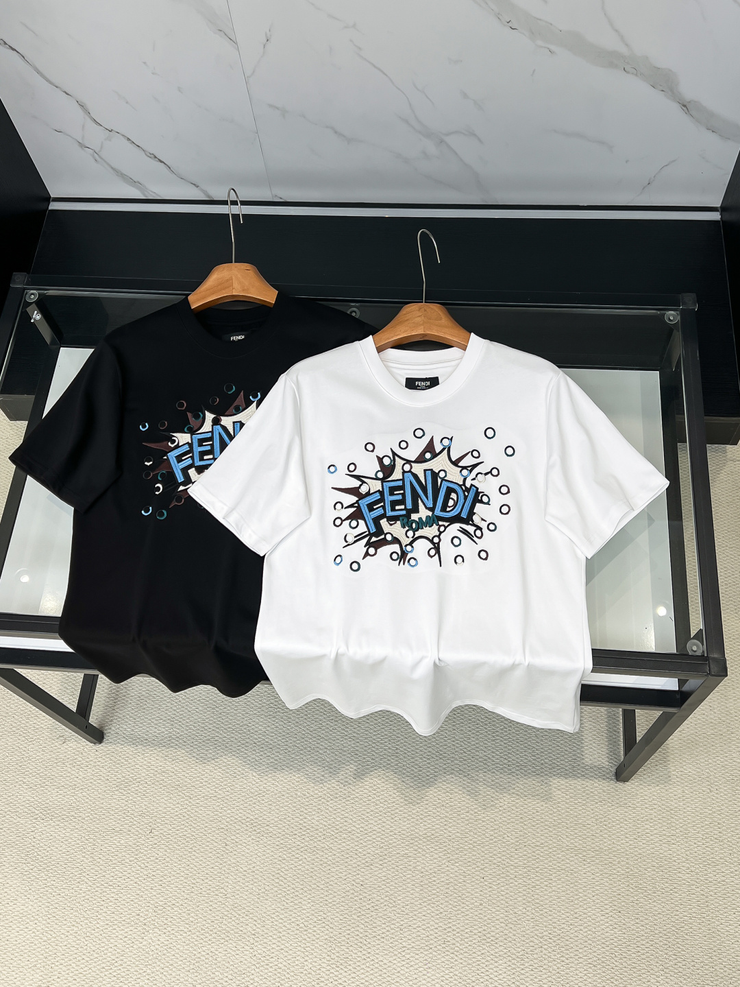 NO:728169,Support Fendi, 2026 FW early spring standard fit short-sleeved round neck T-shirt. Made of pure cotton. The front is embroidered with a customized contrasting FE*DI Boompop pattern, and the detailed design is inspired by the Falena Dots pattern of the series. The back is decorated with the brand's exclusive turtle back design. Washing method is only dry cleaning or wrapped in a laundry bag. Quick machine wash in cold water on the reverse side, let dry and iron at medium temperature!  Avoid vigorously wringing and washing in a heated machine!  Size S-2XL,,fendi,T-shirt,tees,t-shirt,19860909支持年后Fendi,2026FW早春标准版型短袖圆领T恤.纯棉材质.正面绣有定制的撞色FE*DI Boompop图案,细节设计灵感源自该系列的Falena Dots图案.后背饰有品牌专属龟背设计 洗涤方式仅限干洗或洗衣袋包裹反面冷水快速机洗晾干后中温熨烫！忌大力拧干及加热机洗！ 尺码S-2XL,,fendi,T-shirt,tees，t-shirt,,Men's clothing