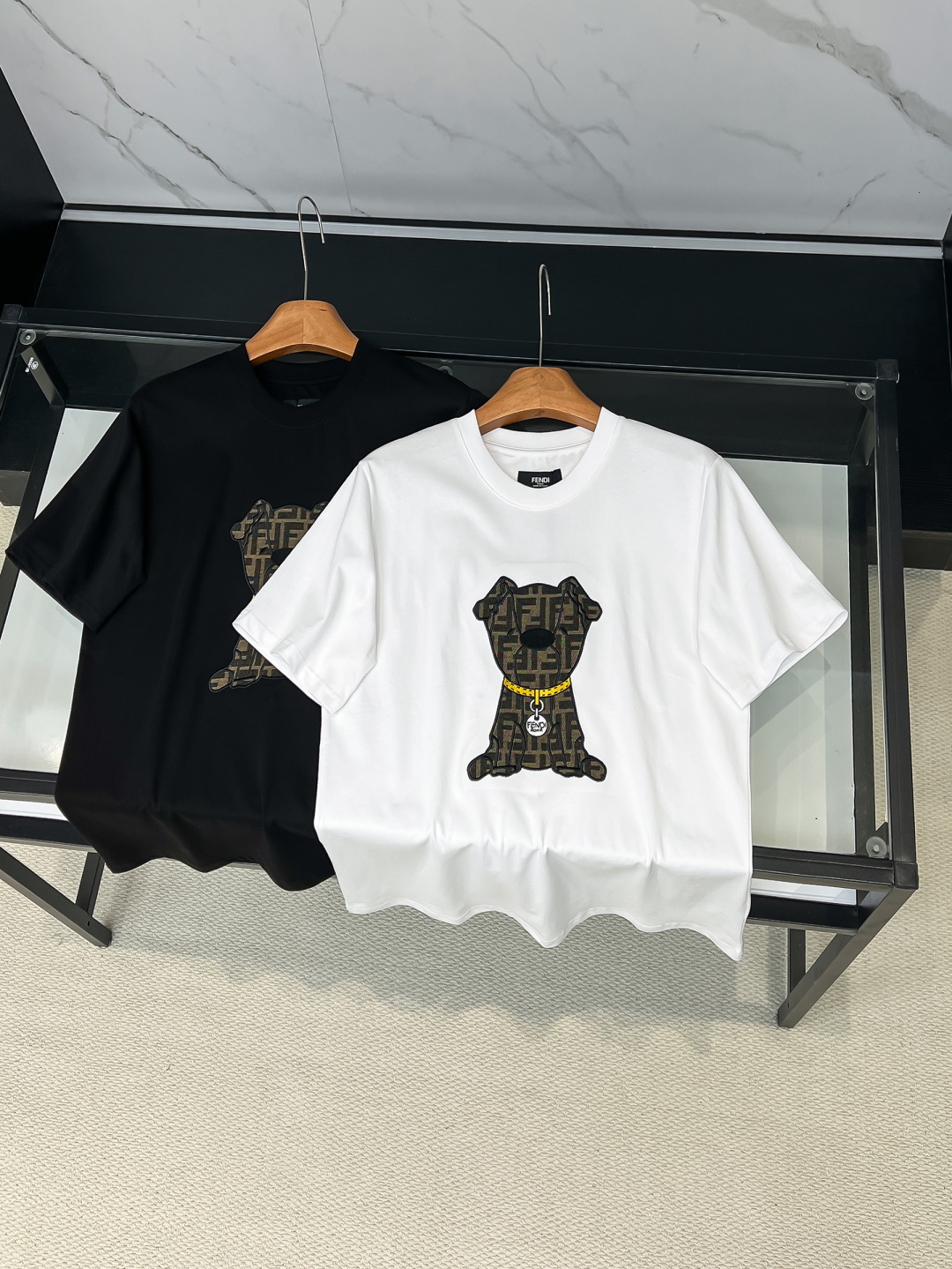 NO:728176,Support Fendi. Fendi SS26 new spring and summer new cute pet short-sleeved T-shirts. The presbyopic puppy pattern on the front chest is trendy and cute. The gold chain details directly add a sense of sophistication. It can be worn whether it is for daily outings or light business occasions. This new wave of new styles is easy to use with your eyes closed. The upper body is comfortable and breathable, with high-quality fabrics; color black, white, size S-2XL,,fendi,fendi, T-shirt, tees, t-shirt,19860909支持年后Fendi.芬迪 SS26春夏新品萌趣宠物短袖T恤,正面胸口的老花小狗图案又潮又萌,金链子细节直接把精致感拉满,不管是日常出街还是轻商务场合都能搭,这波新款闭眼冲不踩雷,上身舒适透气、高品质面料； 颜色黑色、白色、 码数S-2XL,,fendi,fendi,T-shirt,tees，t-shirt,,Men's clothing