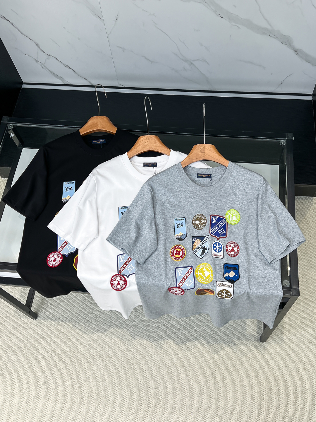 NO:728189,Support the 26ss of Lvjia after the new year. New products will be put on the counter at the same time. Multiple craftsmanship. Various travel patches on the chest with micro-stamp printing. Round neck short-sleeved T-shirts, the same style for men and women!  Consigned to a perfect fit. Official website synchronization, pure cotton fabrics at the counter!  It is close to the skin and comfortable, durable and easy to wear. It has a classic and simple logo design and meticulous original craftsmanship. Short-sleeves, a must-have item for men, are not the same as the general public, but must be unique and eye-catching. This LV short-sleeve is online in terms of appearance and quality, comfort, consistent version, fashionability, including fabrics and cutting techniques. All efforts have been made!  Pure cotton is breathable, very refreshing and comfortable for daily wear. The ribbed knitting on the neckline is smooth and tight, and the neckline will not be skewed if you toss it at will. The loose version, you will find that it really looks good on the upper body. The overall design is minimalist and neat, and it is super versatile for daily wear!  Pair it casually with a pair of pants for a youthful look. A T-shirt will make your outfit crazy. It is a fashionable item that can never go wrong!  Color Black White Gray Size S-2XL,,louis vuitton,louis vuitton,louis vuitton,T-shirt,tees,t-shirt,19860909支持年后驴家26ss 新品专柜同步专柜上架 多重工艺 胸口多种旅行贴微章章仔印花 圆领短袖T恤,男女同款！寄予一身打造.官网同步,专柜纯棉面料！贴肤舒适,耐看又好穿,经典简约logo设计,原厂工艺一丝不苟,型男必备单品短袖不在千篇一律的大众脸,而是一定要独特吸引人的眼球,这一款LV短袖品相品质都在线,舒适度,一如既往的版型,时髦度,包括面料、裁剪工艺上,都是下足了功夫！纯棉透气,日常穿着非常清爽穿感舒适,领口的罗纹针织平整紧密,随意折腾都不会领口歪斜,宽松版型,上身你就会发现真的好好看,整体极简利落,超级日常百搭！随随便便搭配一条裤子就是青春的样子,一件t恤就能为你的穿搭疯狂,绝不会出错的时髦单品！ 颜色黑色白色灰色 尺码S-2XL,,louis vuitton,louis vuitton,louis vuitton,T-shirt,tees，t-shirt,,Men's clothing