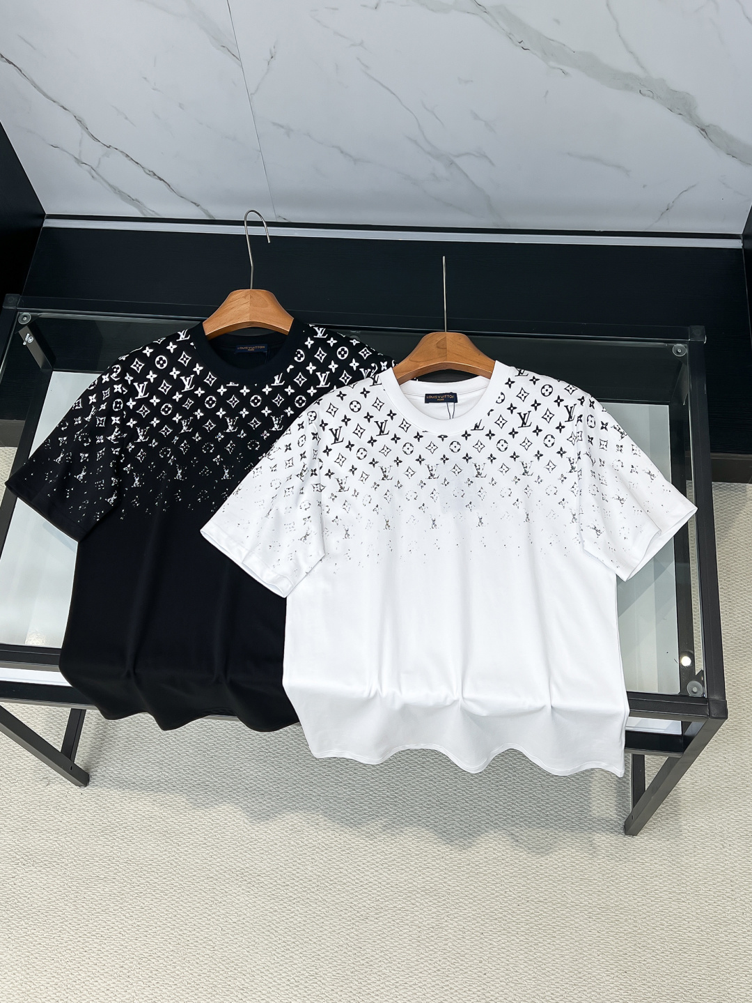 NO:728204,Support the 26s new short-sleeved T-shirt from Lvjia after the New Year. The same style for men and women. Customized fabric. Soft and breathable, super comfortable for daily wear! Simple and recognizable. It is very fashionable to match casual pants or jeans. It belongs to the LV classic series, fashionable and practical, and a must-have for fashionistas! All three standards!  Color black. White. Size S-2XL,,louis vuitton,louis vuitton,louis vuitton,jeans,T-shirt,tees,t-shirt,19860909支持年后驴家 26s新品短袖T恤.男女同款 定制面料 柔软透气,日常穿着超舒适!简约又有辨识度.随便搭配休闲裤或牛仔裤都很时髦.属于LV经典系列,时尚实用,潮人必备!三标齐！颜色黑色.白色. 码数S-2XL,,louis vuitton,louis vuitton,louis vuitton,jeans,T-shirt,tees，t-shirt,,Men's clothing