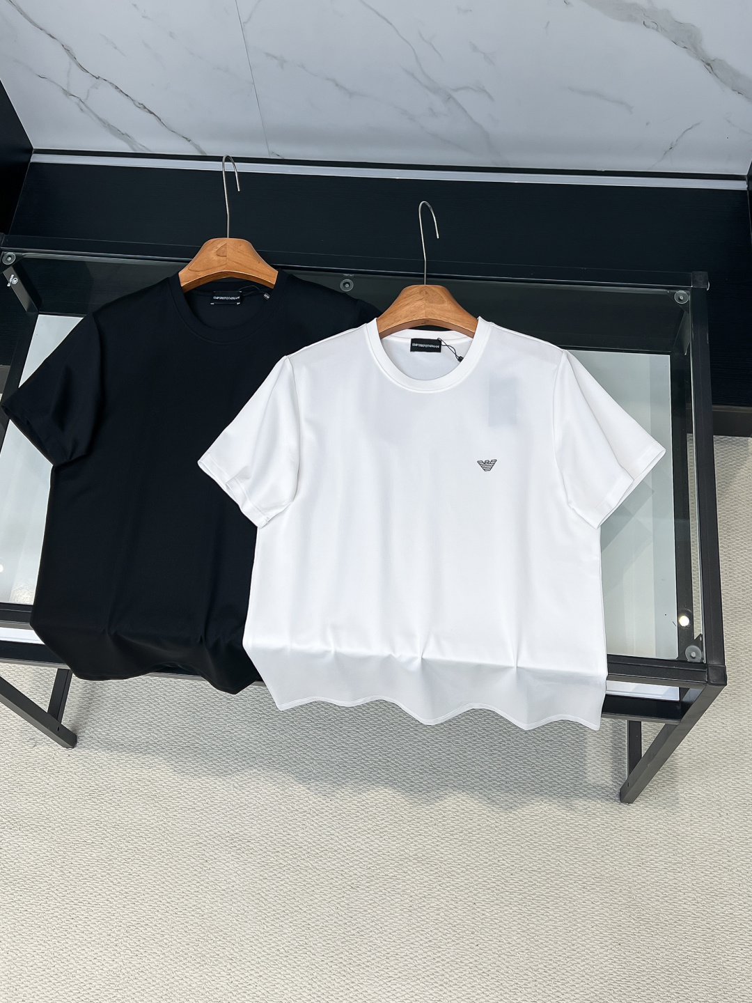 NO:728134,Support Armani's 2025 spring and summer new models for the first time in the new year, the latest round-neck short-sleeved counters, high-end customization, and avant-garde and fashionable designs!  Classic brand logo heavy craftsmanship design (customized mercerized pearl fabric. Contains mulberry silk. The mercerized pearl fabric feels soft and delicate, has good gloss, and the overall texture is superb. This model uses a pearl mesh structure to have good breathability and moisture absorption, making it comfortable and dry to wear. It also has certain wrinkle resistance and color fastness, and is not easy to deform and fade). It feels soft to the touch. Comfortable to wear. Counter-level exquisite stitching. Fine workmanship. The upper body effect is incomparably handsome!  A must-have item for a stylish man!  Size S-2XL,,armani,T-shirt,19860909支持年后阿玛尼 2025春夏新款首发专柜最新款圆领短袖 高端订制 设计前卫时尚！经典品牌logo重工艺设计（定制丝光珠地面料.含桑蚕丝. 丝光珠地手感柔软细腻,光泽度好,整体质感超赞.此款选用珠地网眼结构使其具有良好的透气性和吸湿性,穿着舒适干爽,同时还具备一定的抗皱性和色牢度,不易变形和褪色）手感柔软.穿着舒适.专柜级别精致车线.做工精细.上身效果无敌帅气！型男必备单品！码数S-2XL,,armani,T-shirt,,Men's clothing