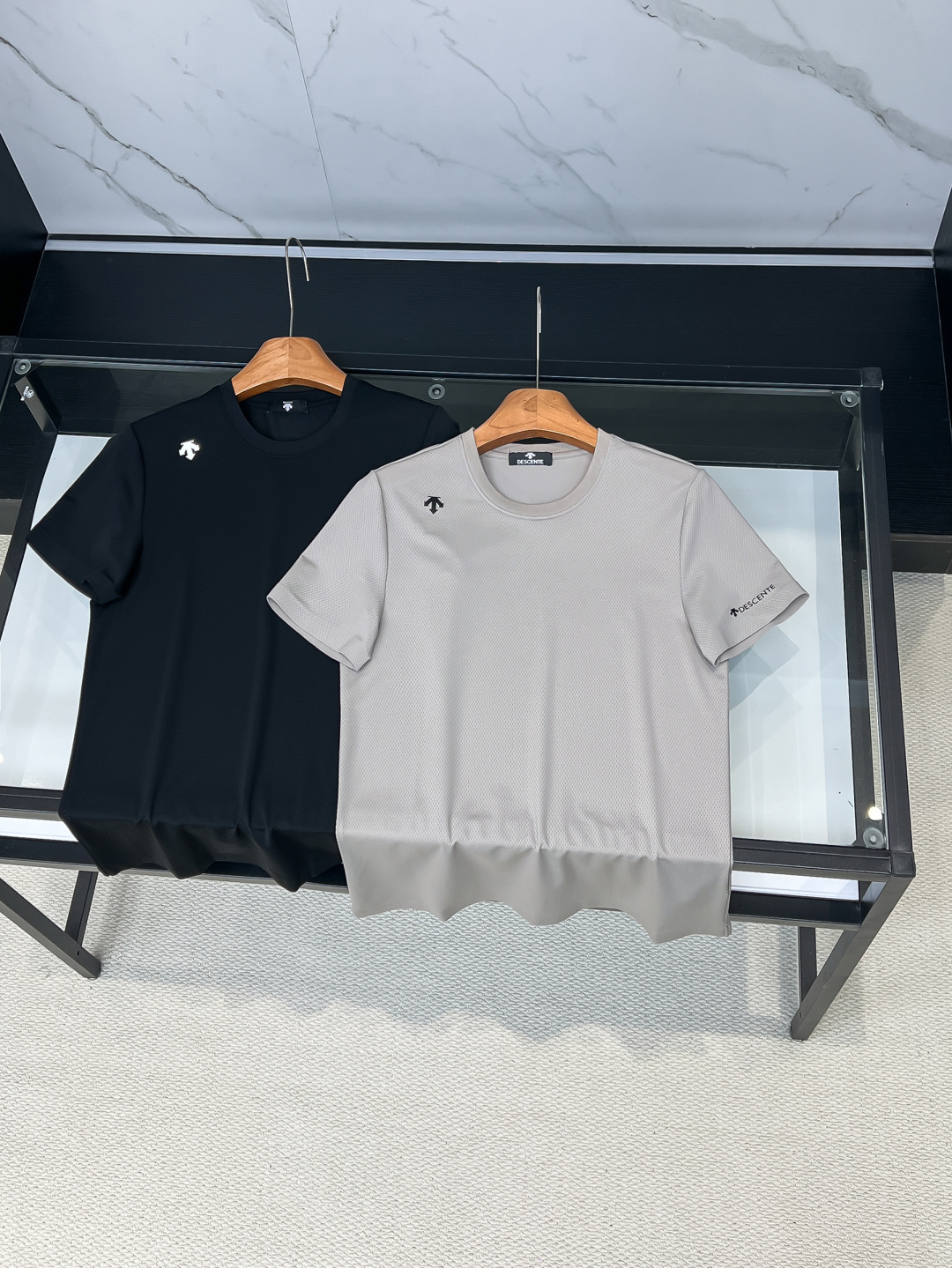 NO:728140,Support Descente's new round-neck short-sleeved T-shirt after the new year. Customized fabric, simple, fashionable and exquisite, reducing age, color matching, comfortable and refreshing, skin-friendly, delicate and soft, same style for men and women, black khaki, size 46-54,, T-shirt, tees, t-shirt,19860909支持年后迪桑特新款圆领短袖T恤 定制面料,简约时尚精致,减龄百,色彩搭配舒适清爽, 亲肤细腻柔软, 男女同款 黑色 卡其 尺码 46-54,,T-shirt,tees，t-shirt,,Men's clothing