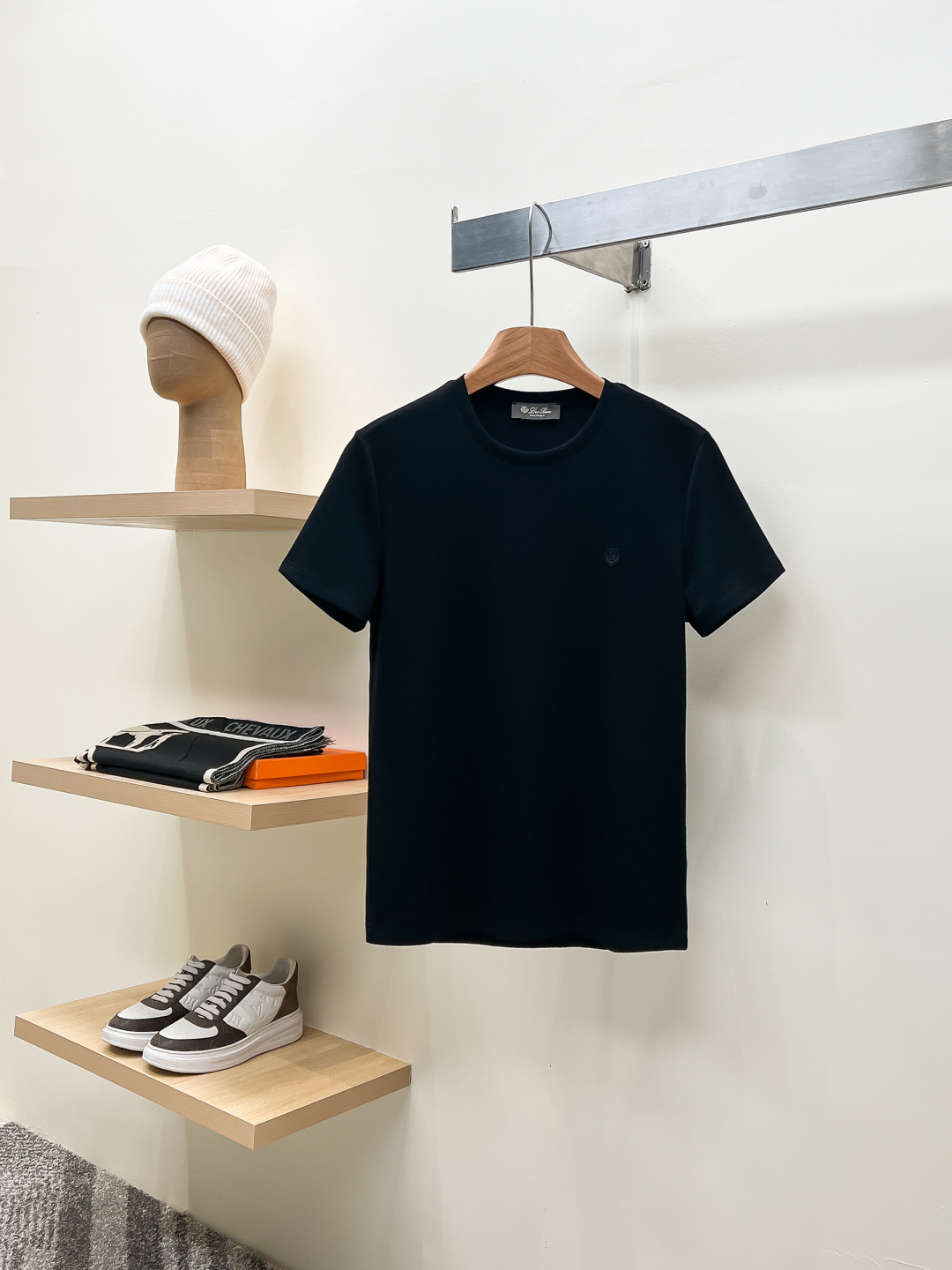 NO:728146,Support the new LP 1936ss spring and summer new debut counter after the new year, the latest short-sleeved round neck T-shirt, high-end customization, avant-garde and fashionable design!  Soft to the touch. Comfortable to wear. Exquisite counter-level stitching. Exquisite workmanship. The upper body effect is incomparably handsome!  A must-have item for a stylish man!  Color Black Size 46-54, loro piana, T-shirt, tees, t-shirt,19860909支持年后LP 1936ss 春夏新款首发专柜最新款短袖圆领T恤 高端订制 设计前卫时尚！手感柔软.穿着舒适.专柜级别精致车线.做工精细.上身效果无敌帅气！型男必备单品！ 颜色黑色 码数46-54,,loro piana,T-shirt,tees，t-shirt,,Men's clothing