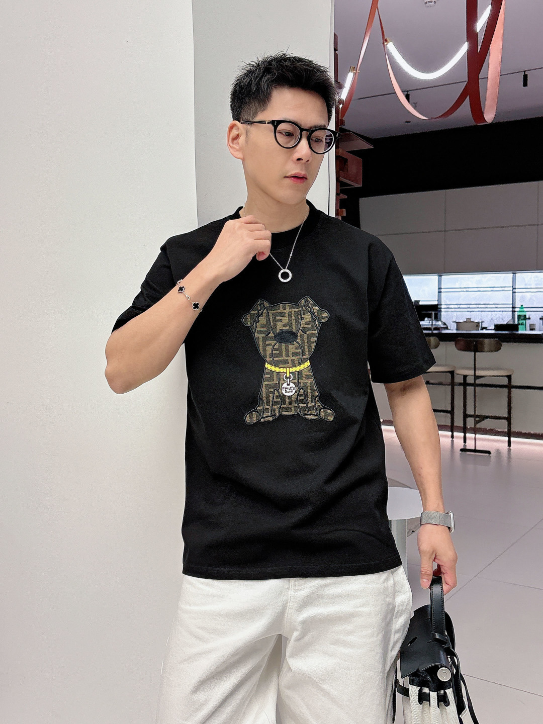 Fendi.芬迪 SS26春夏新品萌趣宠物短袖T恤，正面胸口的老花小狗图案又潮又萌，金链子细节直接把精致