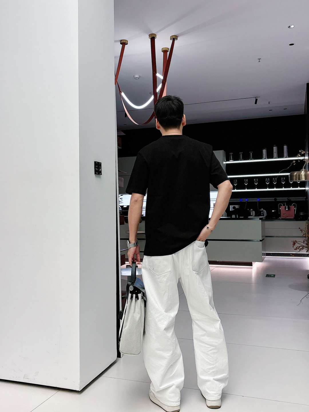 Fendi.芬迪 SS26春夏新品萌趣宠物短袖T恤，正面胸口的老花小狗图案又潮又萌，金链子细节直接把精致