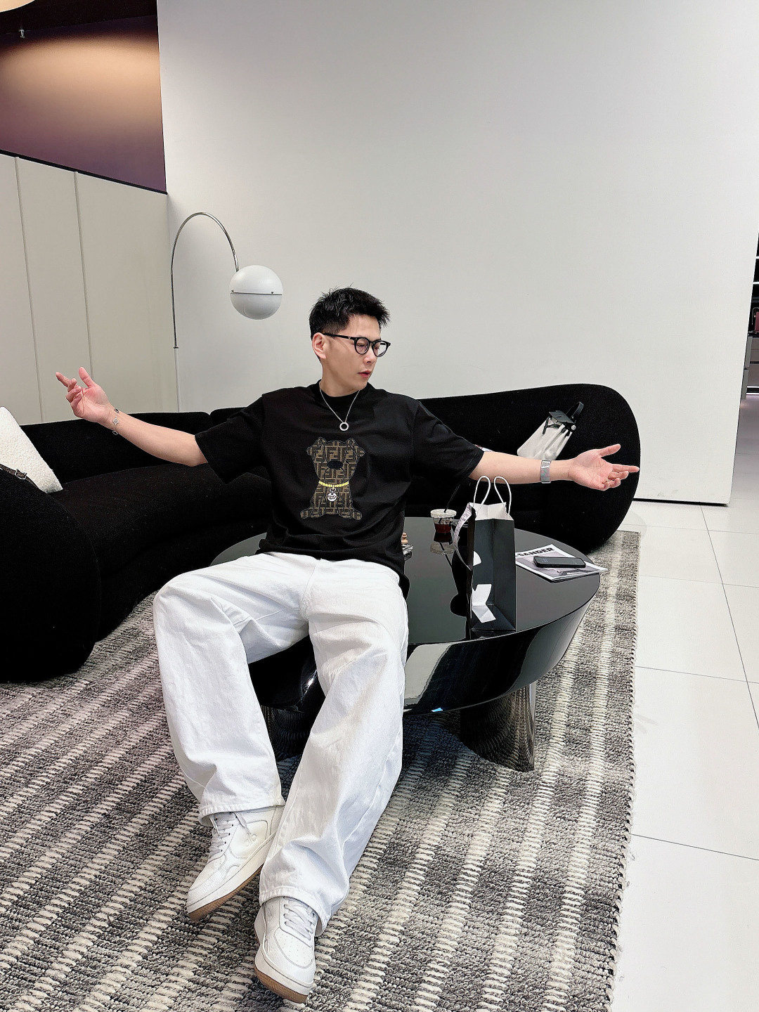 Fendi.芬迪 SS26春夏新品萌趣宠物短袖T恤，正面胸口的老花小狗图案又潮又萌，金链子细节直接把精致