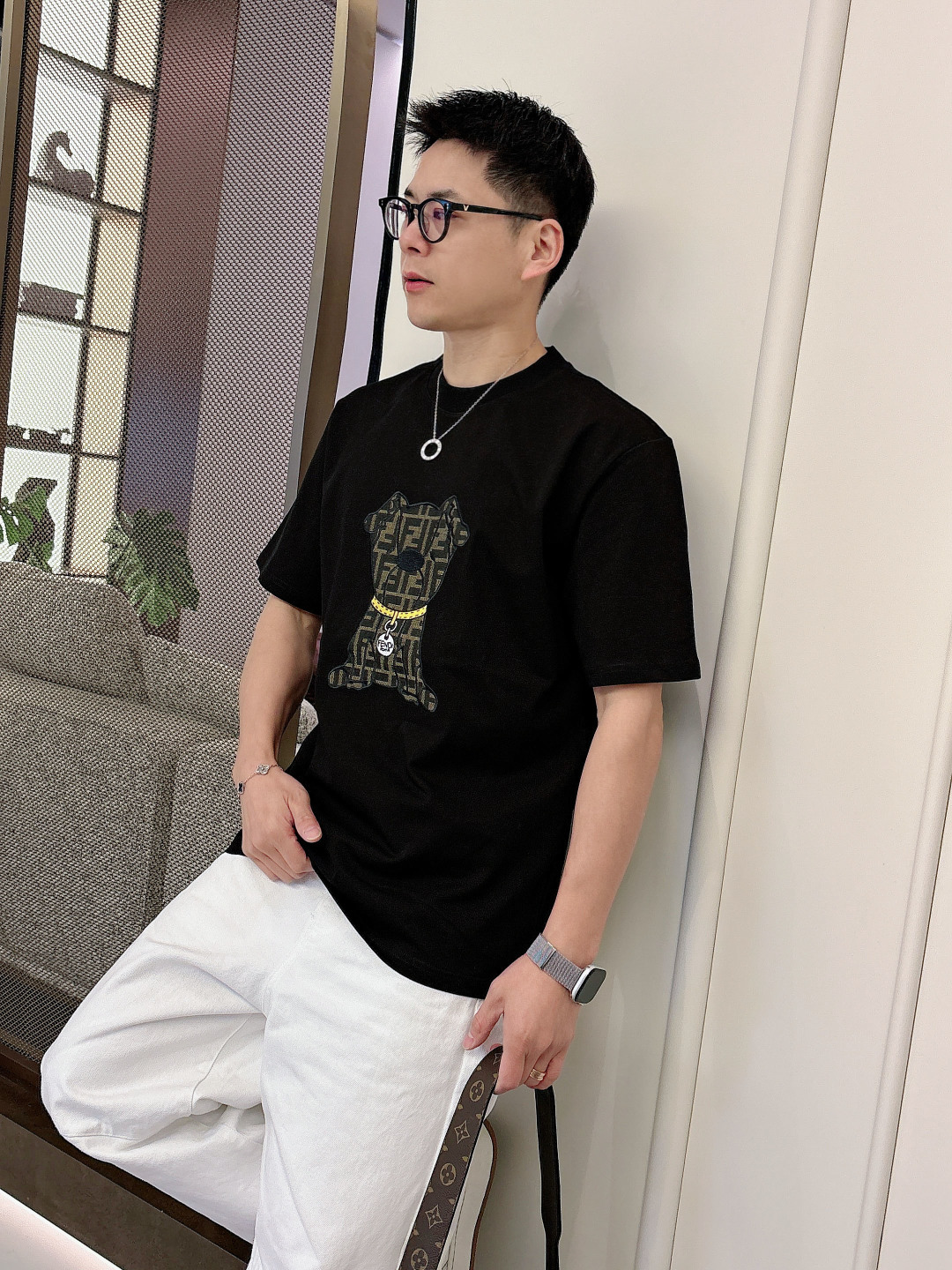 Fendi.芬迪 SS26春夏新品萌趣宠物短袖T恤，正面胸口的老花小狗图案又潮又萌，金链子细节直接把精致