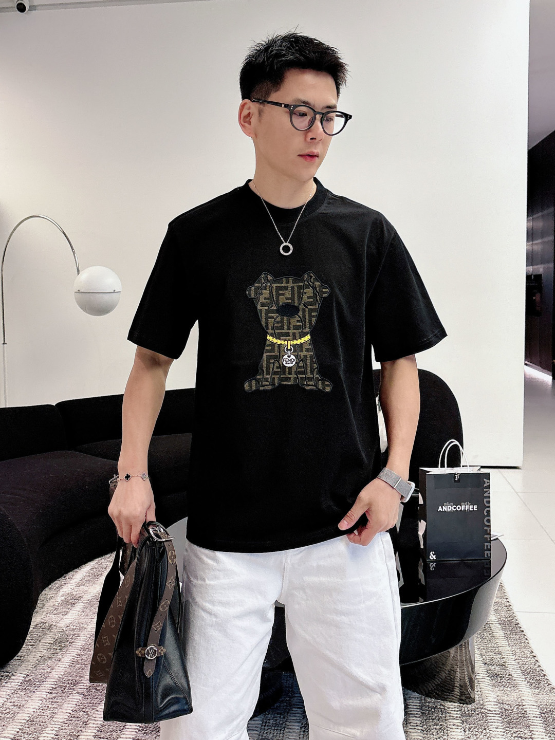 Fendi.芬迪 SS26春夏新品萌趣宠物短袖T恤，正面胸口的老花小狗图案又潮又萌，金链子细节直接把精致