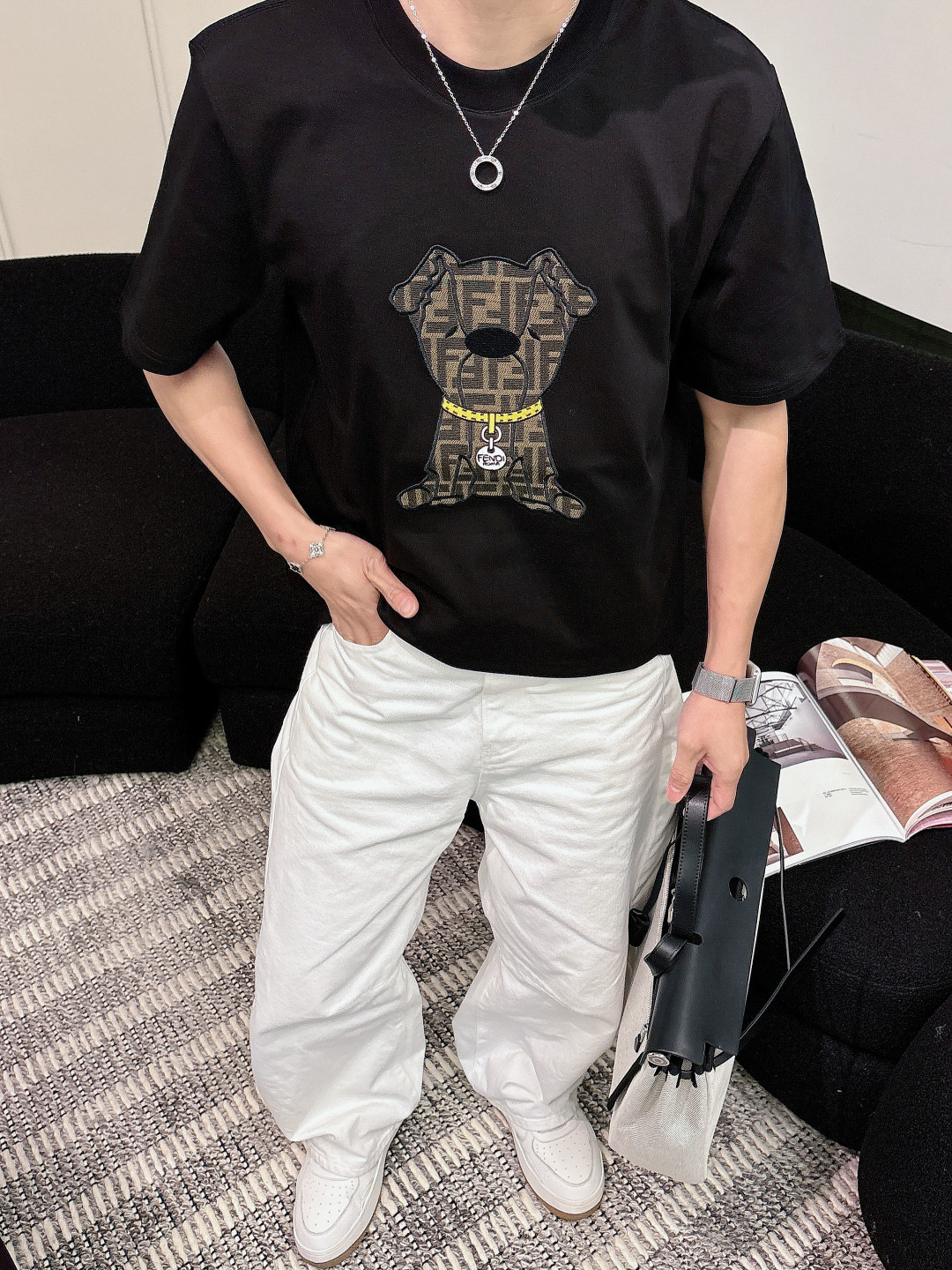 Fendi.芬迪 SS26春夏新品萌趣宠物短袖T恤，正面胸口的老花小狗图案又潮又萌，金链子细节直接把精致