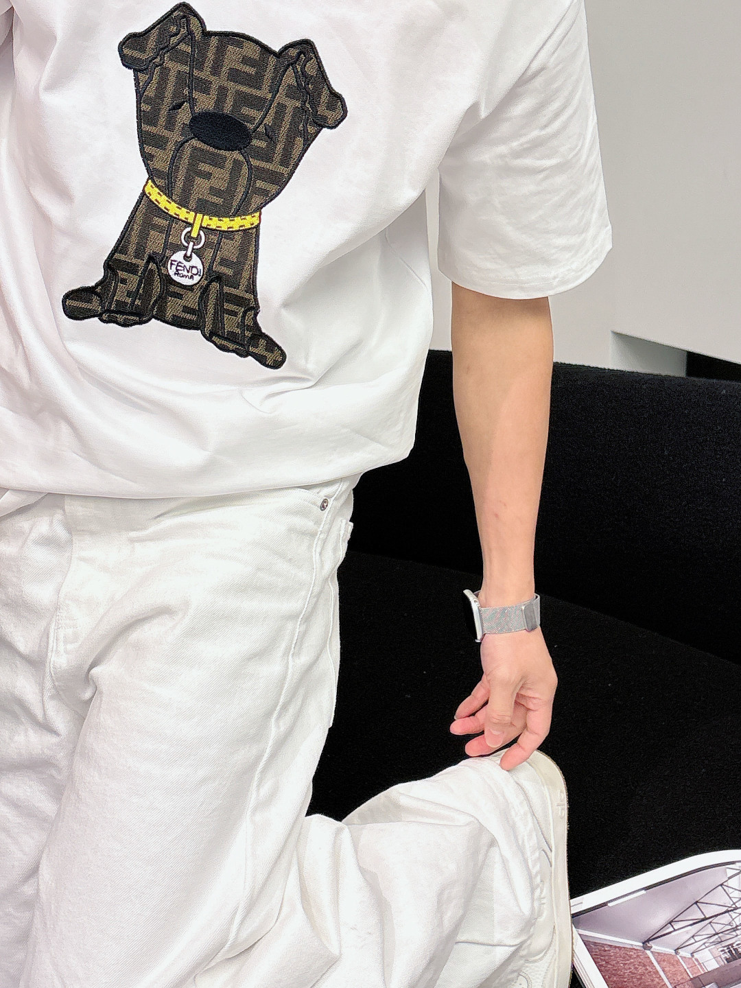 Fendi.芬迪 SS26春夏新品萌趣宠物短袖T恤，正面胸口的老花小狗图案又潮又萌，金链子细节直接把精致