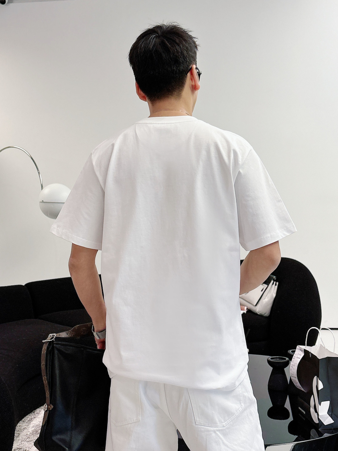 Fendi.芬迪 SS26春夏新品萌趣宠物短袖T恤，正面胸口的老花小狗图案又潮又萌，金链子细节直接把精致