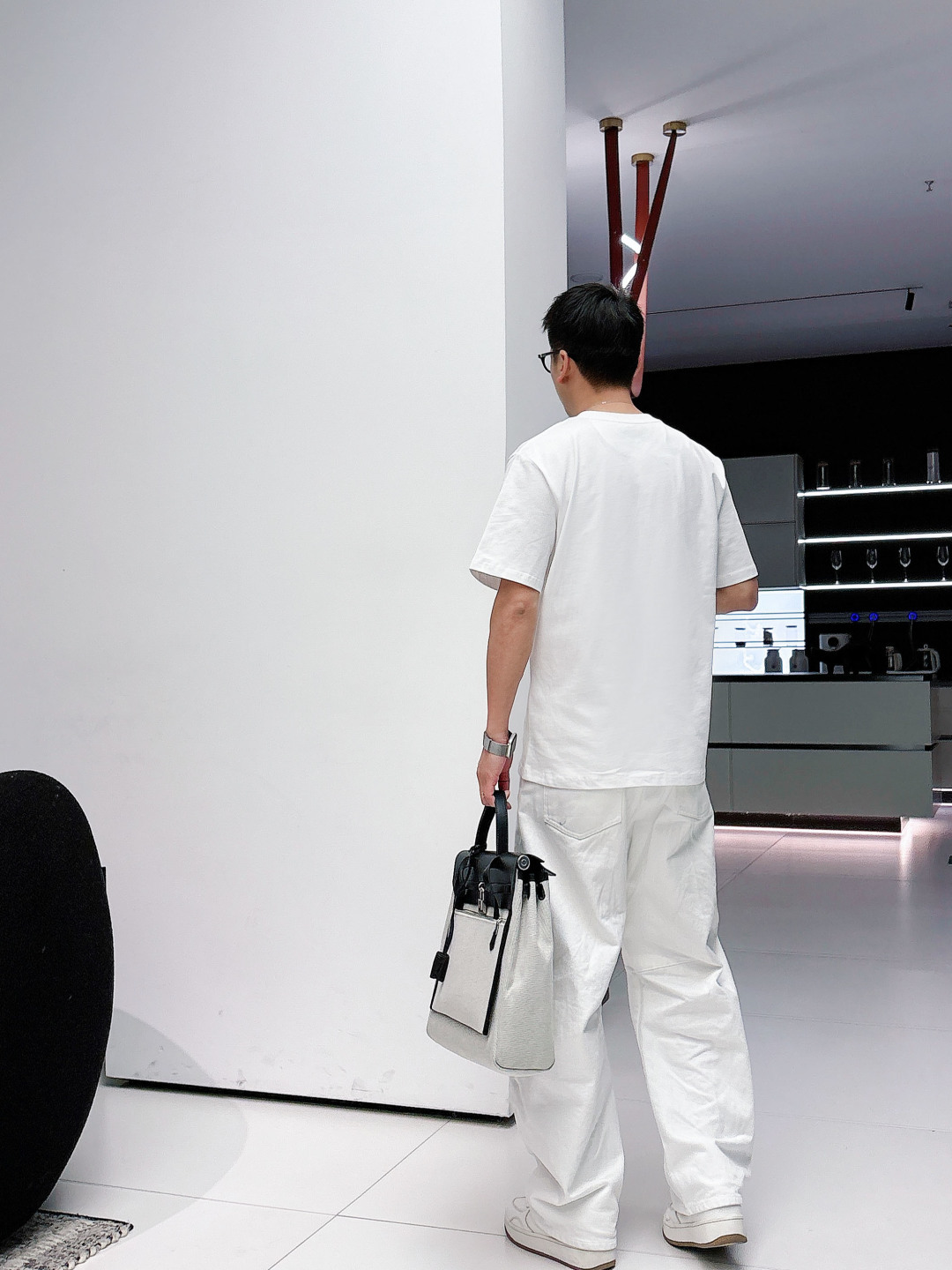 Fendi.芬迪 SS26春夏新品萌趣宠物短袖T恤，正面胸口的老花小狗图案又潮又萌，金链子细节直接把精致