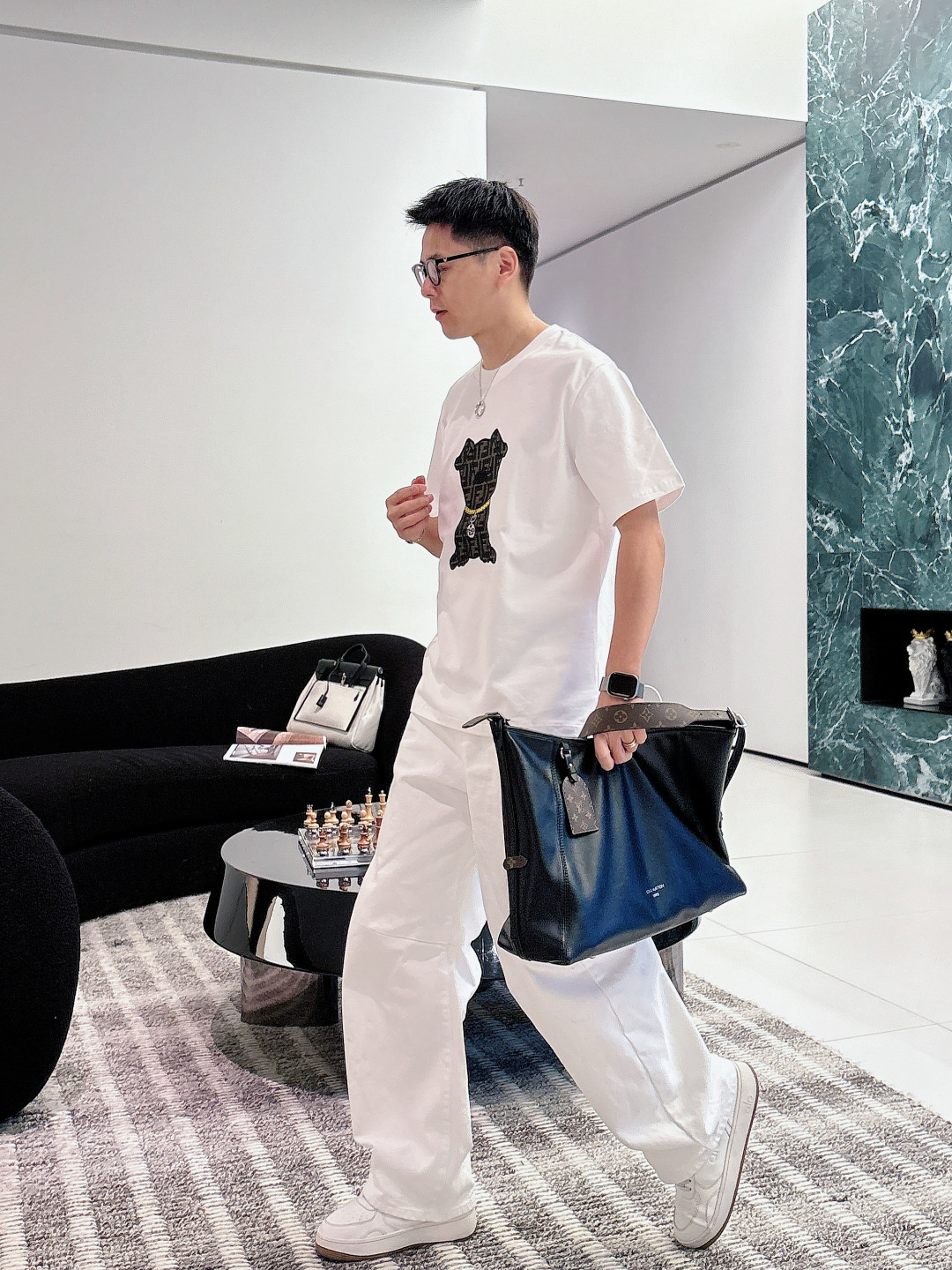 Fendi.芬迪 SS26春夏新品萌趣宠物短袖T恤，正面胸口的老花小狗图案又潮又萌，金链子细节直接把精致