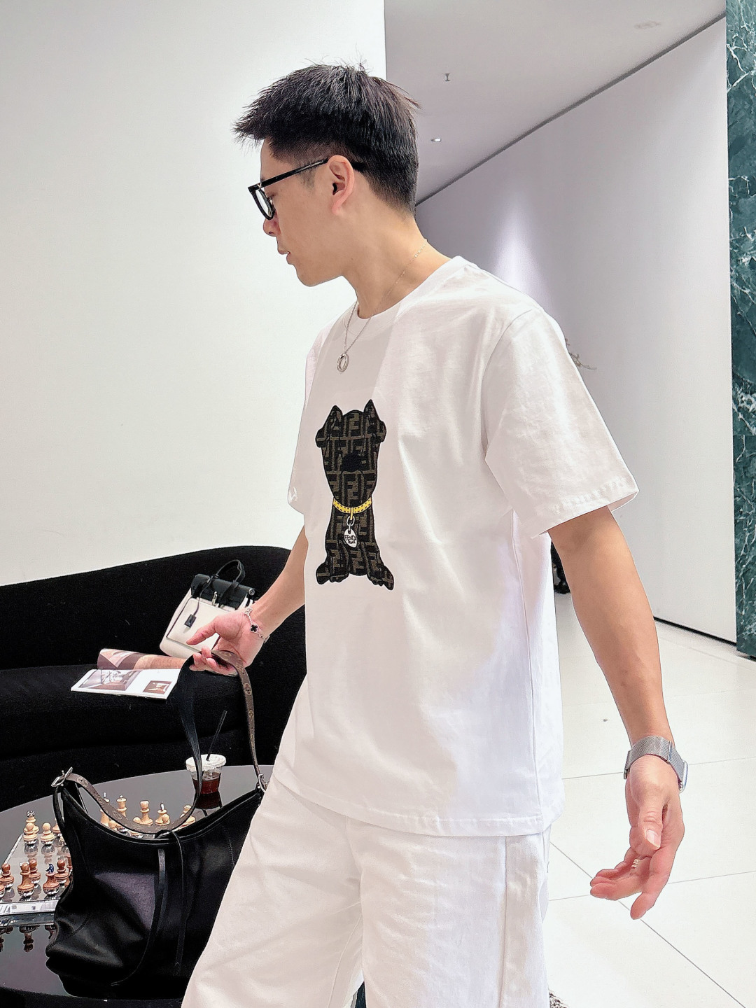 Fendi.芬迪 SS26春夏新品萌趣宠物短袖T恤，正面胸口的老花小狗图案又潮又萌，金链子细节直接把精致