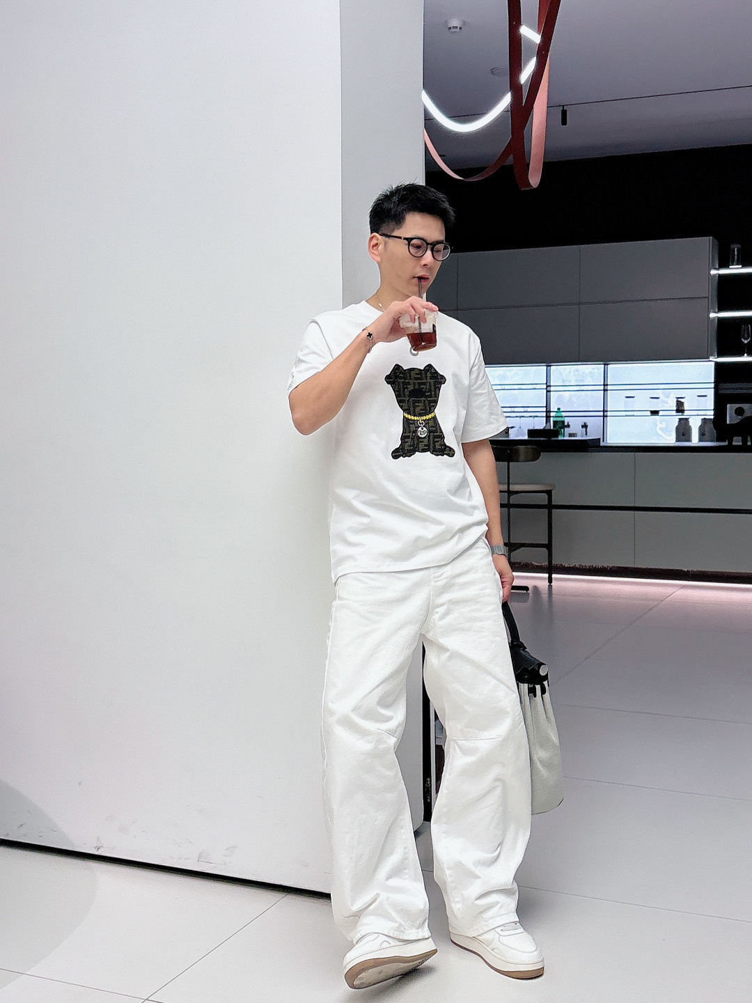 Fendi.芬迪 SS26春夏新品萌趣宠物短袖T恤，正面胸口的老花小狗图案又潮又萌，金链子细节直接把精致