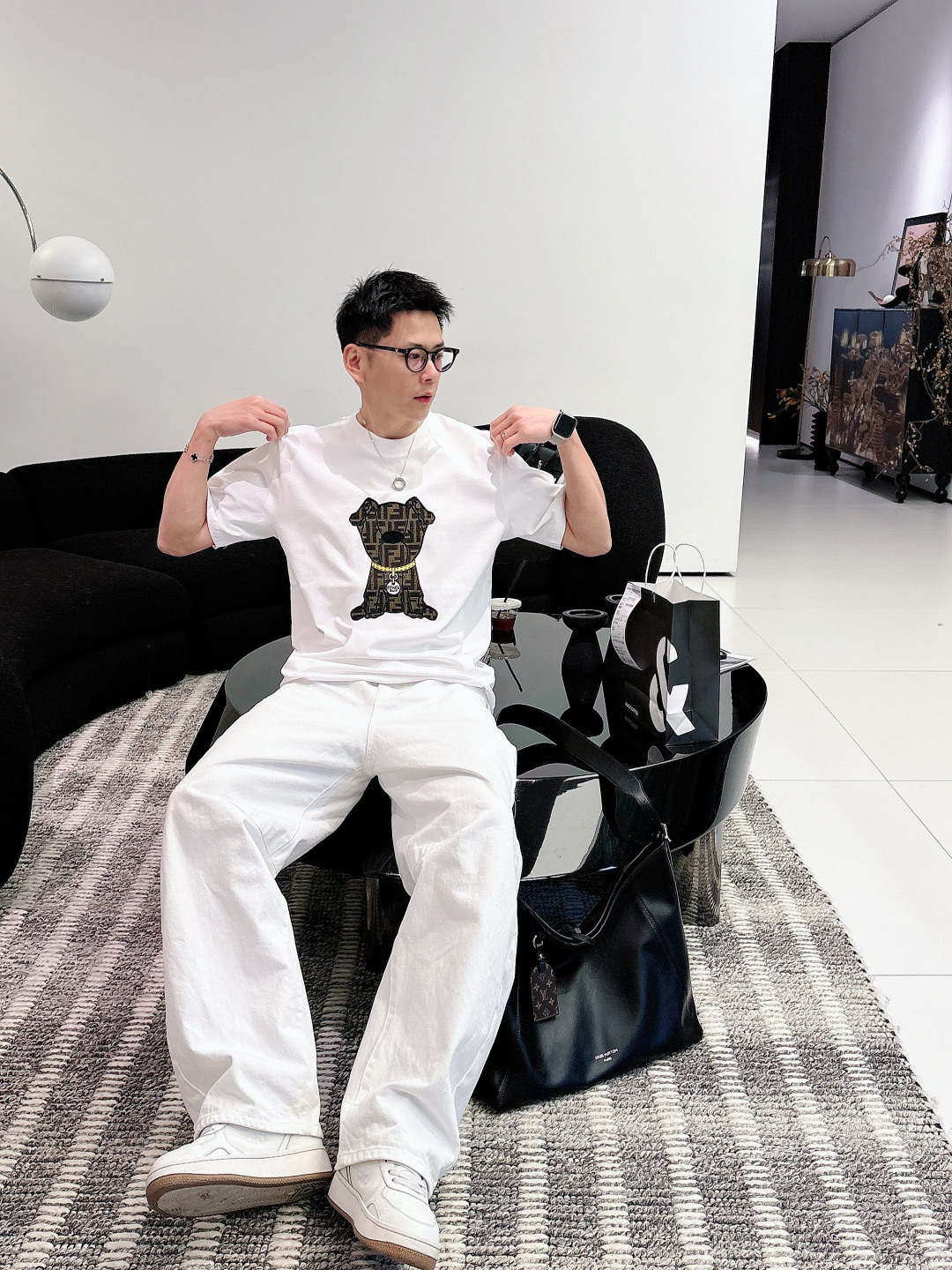 Fendi.芬迪 SS26春夏新品萌趣宠物短袖T恤，正面胸口的老花小狗图案又潮又萌，金链子细节直接把精致