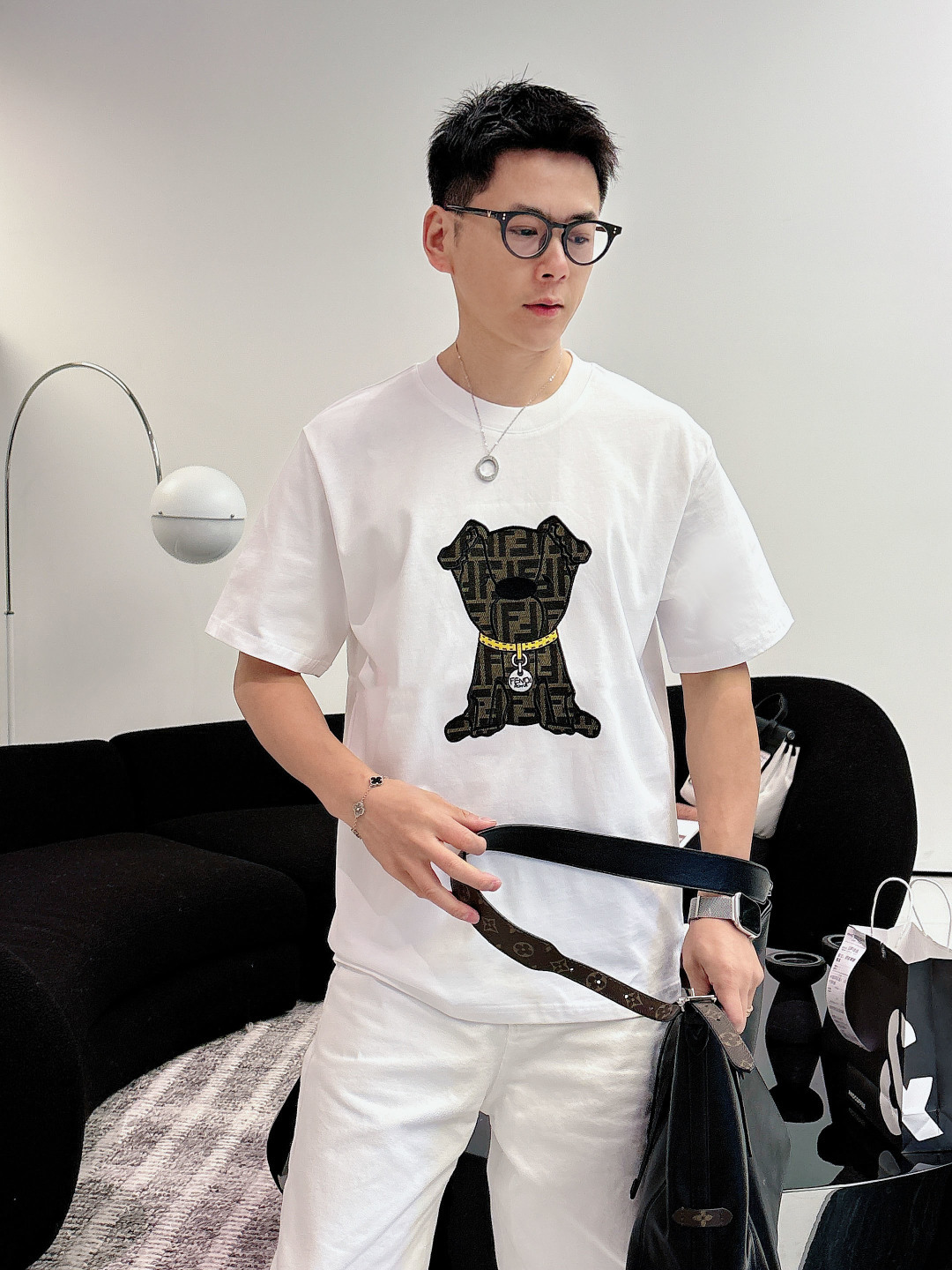 Fendi.芬迪 SS26春夏新品萌趣宠物短袖T恤，正面胸口的老花小狗图案又潮又萌，金链子细节直接把精致