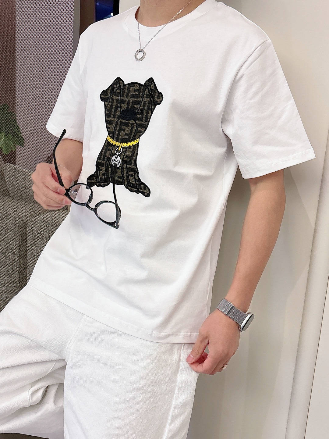 Fendi.芬迪 SS26春夏新品萌趣宠物短袖T恤，正面胸口的老花小狗图案又潮又萌，金链子细节直接把精致
