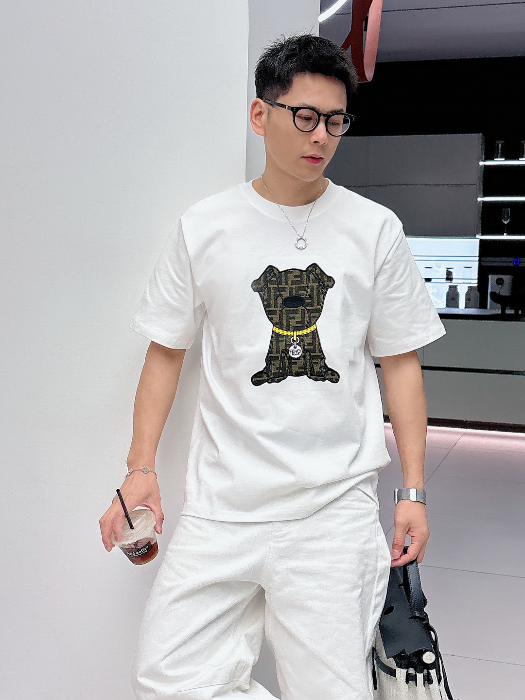 Fendi.芬迪 SS26春夏新品萌趣宠物短袖T恤，正面胸口的老花小狗图案又潮又萌，金链子细节直接把精致