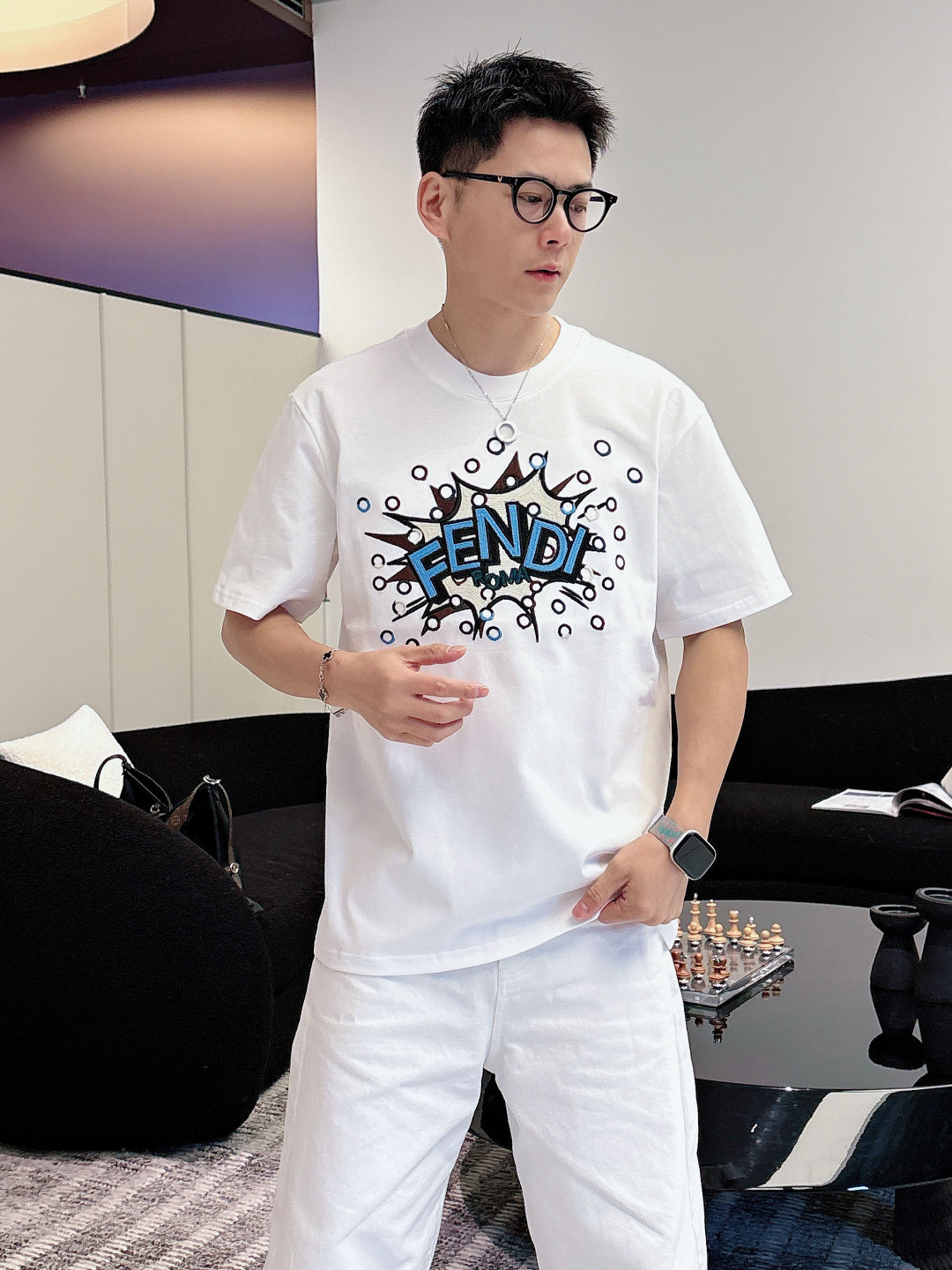 🌟🌟Fendi，2026FW早春标准版型短袖圆领T恤。纯棉材质。正面绣有定制的撞色FE*DI BoomP