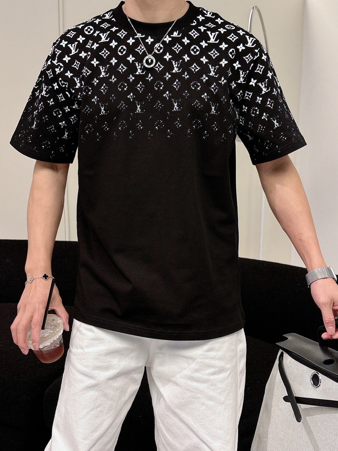 驴家 26s新品短袖T恤.男女同款❤️定制面料 柔软透气，日常穿着超舒适!简约又有辨识度。随便搭配休闲裤