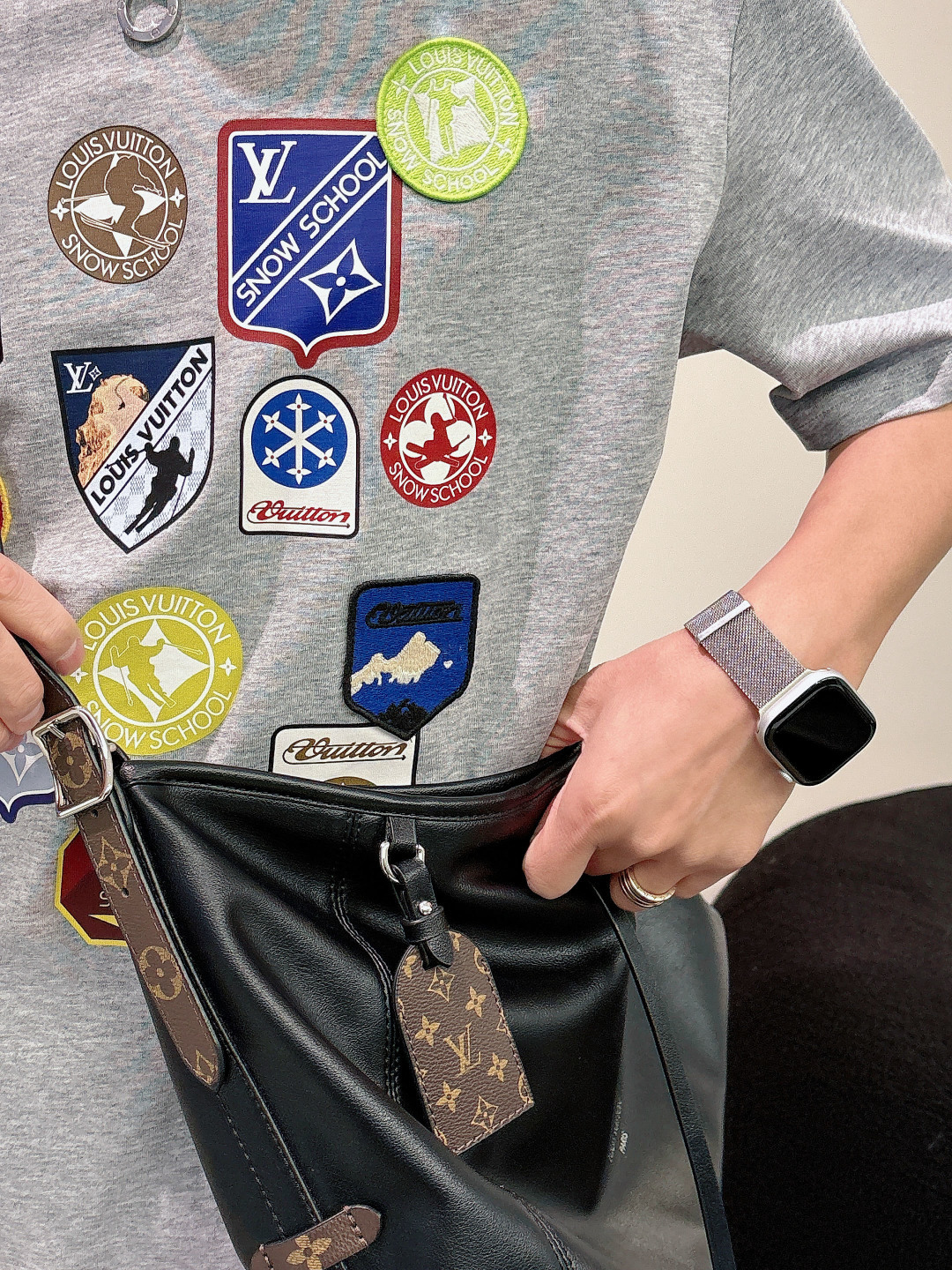 驴家26ss 新品专柜同步专柜上架 多重工艺 胸口多种旅行贴微章章仔印花 圆领短袖T恤，男女同款！寄予一